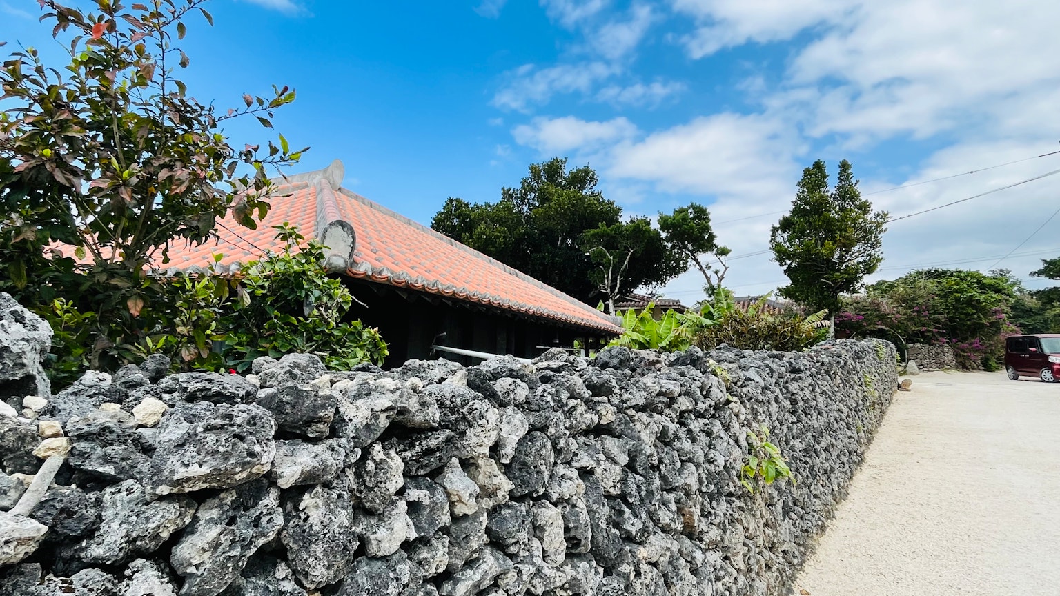 藍天下的傳統建築與石牆和樹木