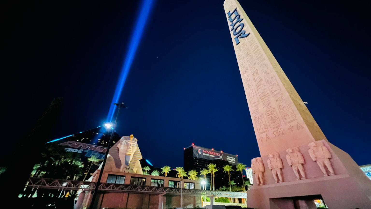 Beleuchteter Obelisk in Las Vegas bei Nacht mit Scheinwerfer