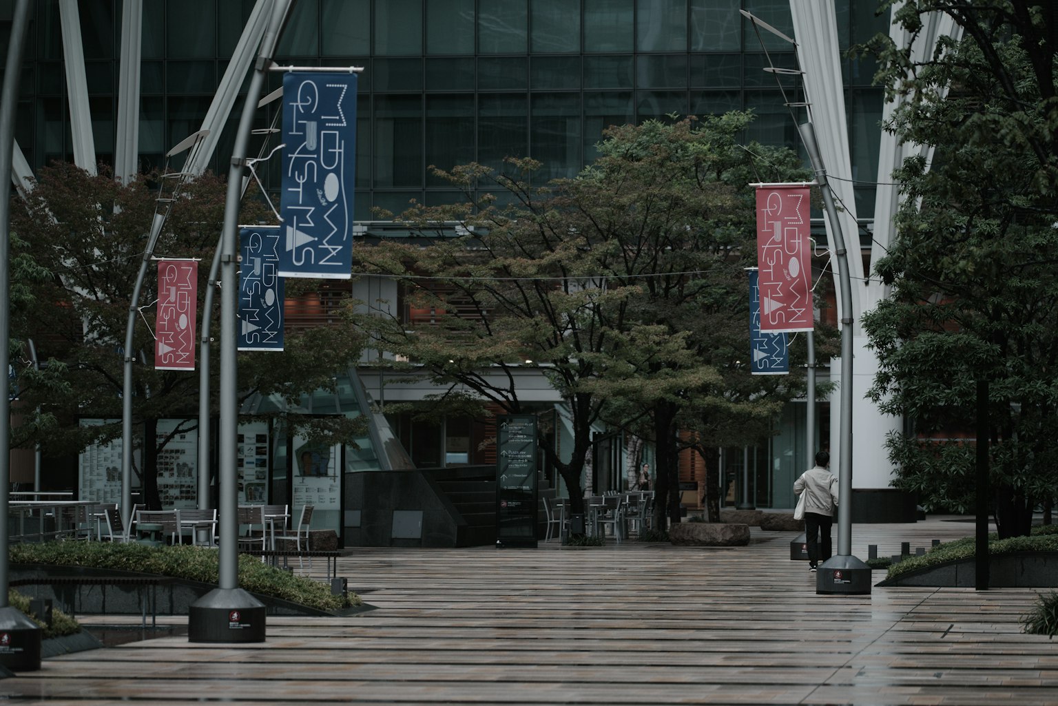 安靜的城市街道，藍色和紅色的橫幅以及綠色的樹木