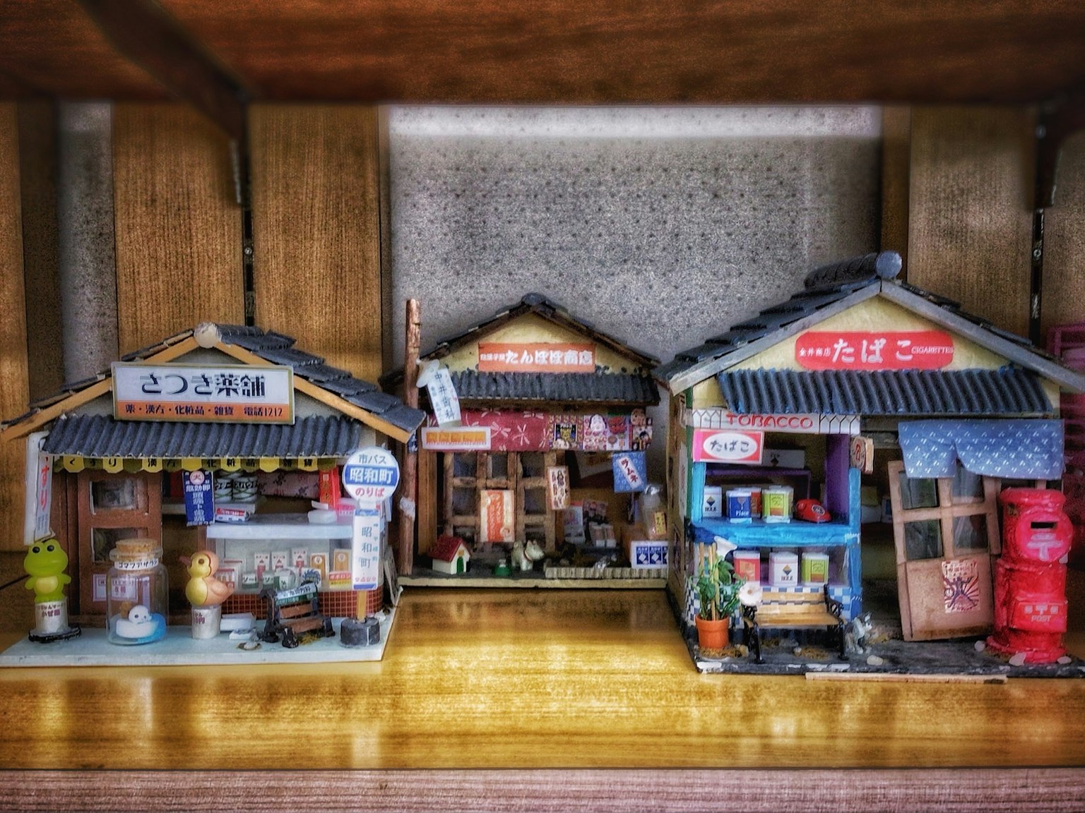 Immagine di modelli in miniatura di bancarelle di cibo su uno scaffale
