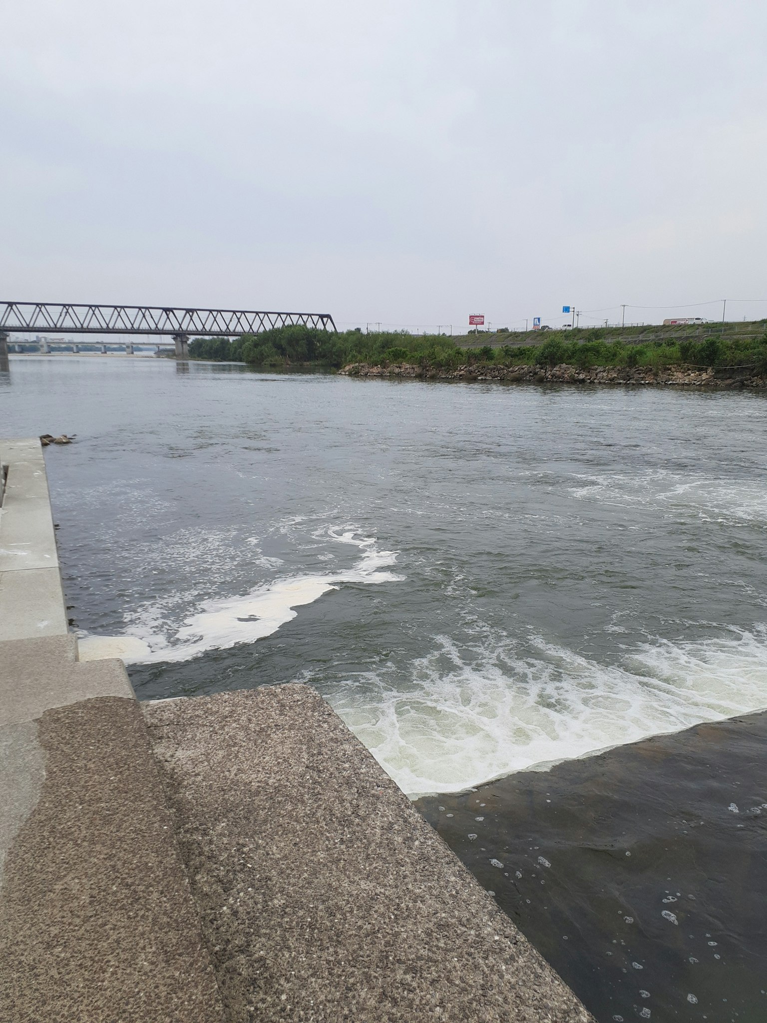 Ruhige Flusslandschaft mit einem Fluss und einer Brücke