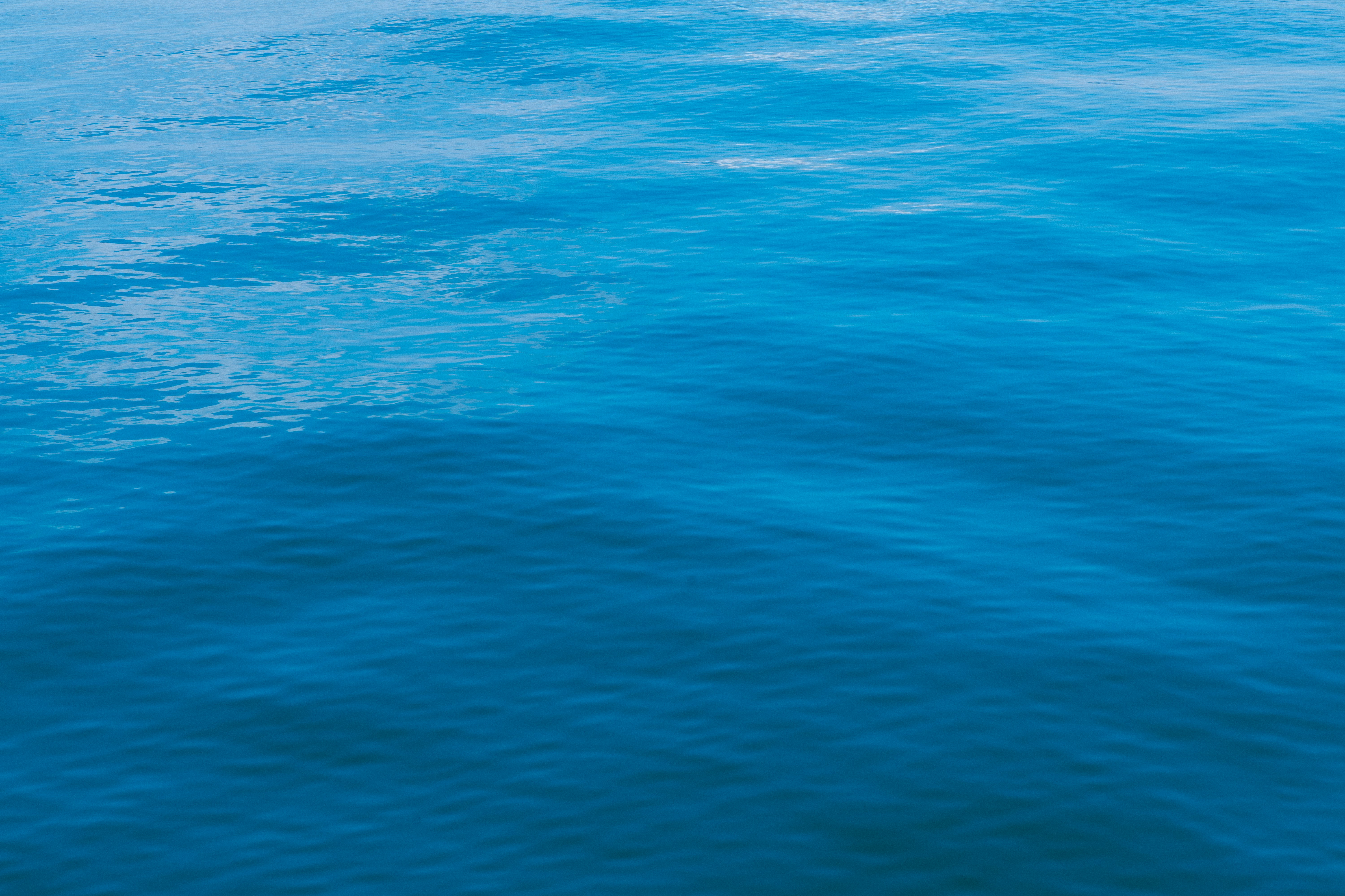 麗水の海面に広がる青い波の水面