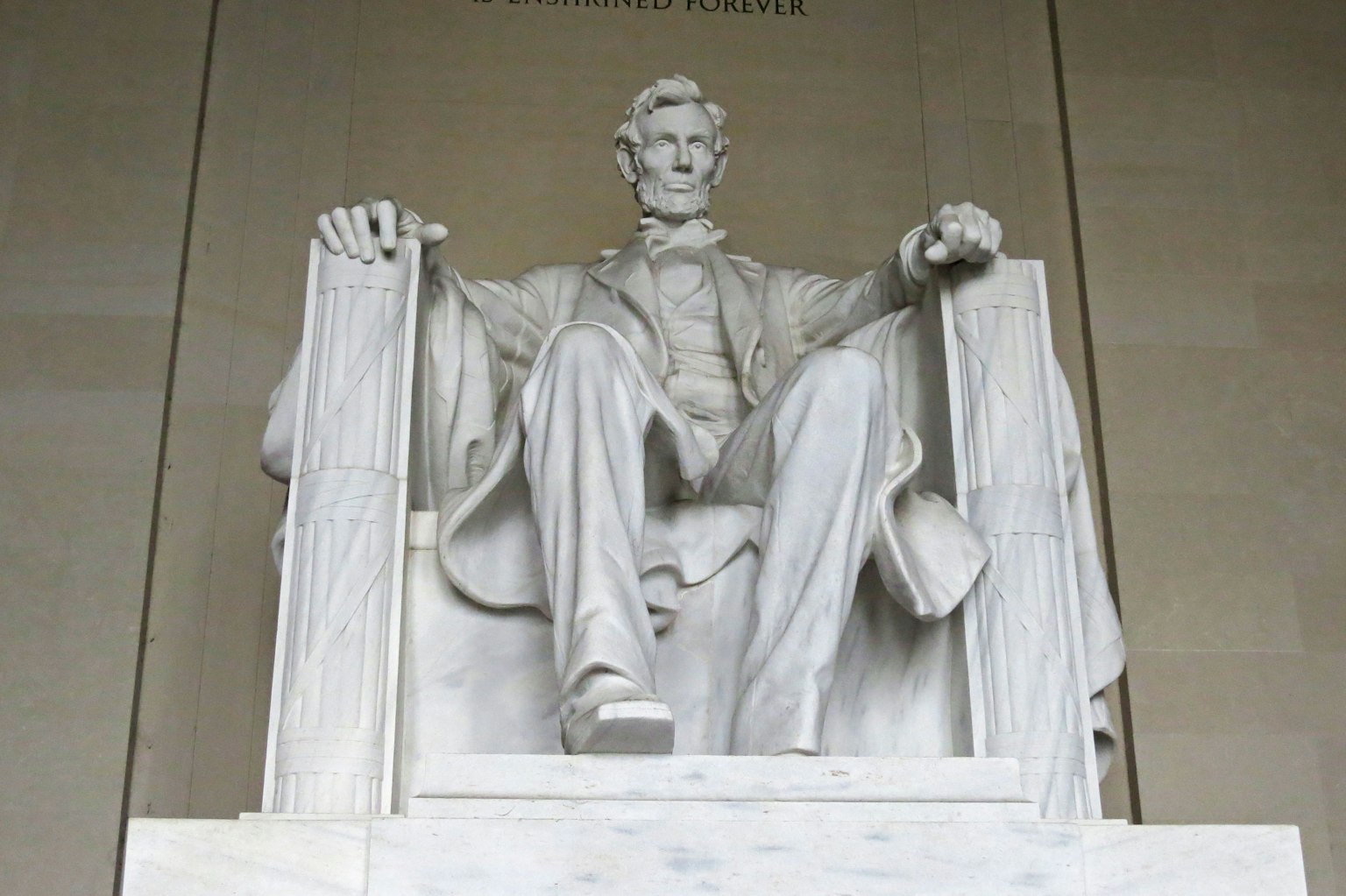 Statua in marmo di Abraham Lincoln seduto nel Memoriale di Lincoln