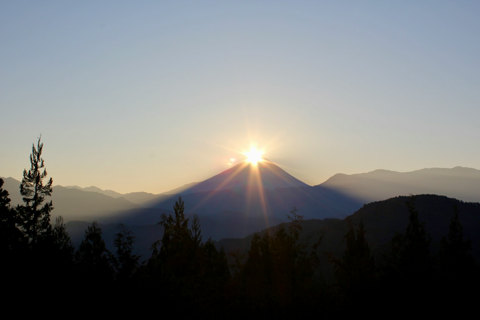 Bellissimo paesaggio del sole che sorge dietro le montagne