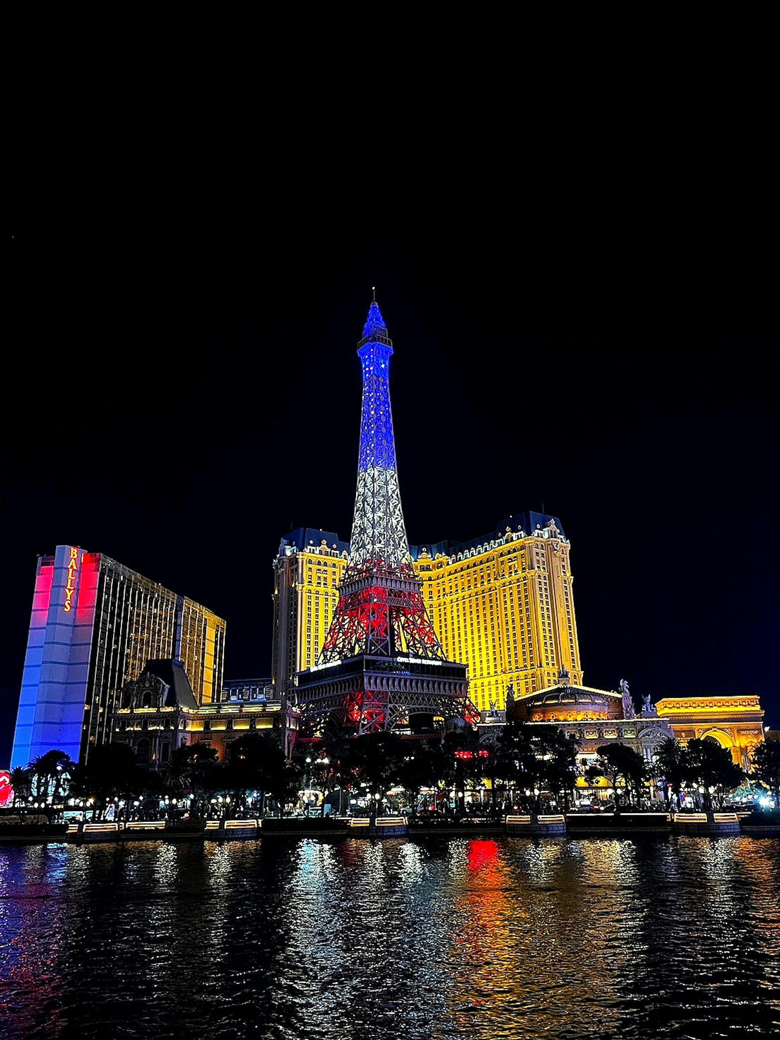 Réplique illuminée de la tour Eiffel à Las Vegas de nuit avec des lumières colorées