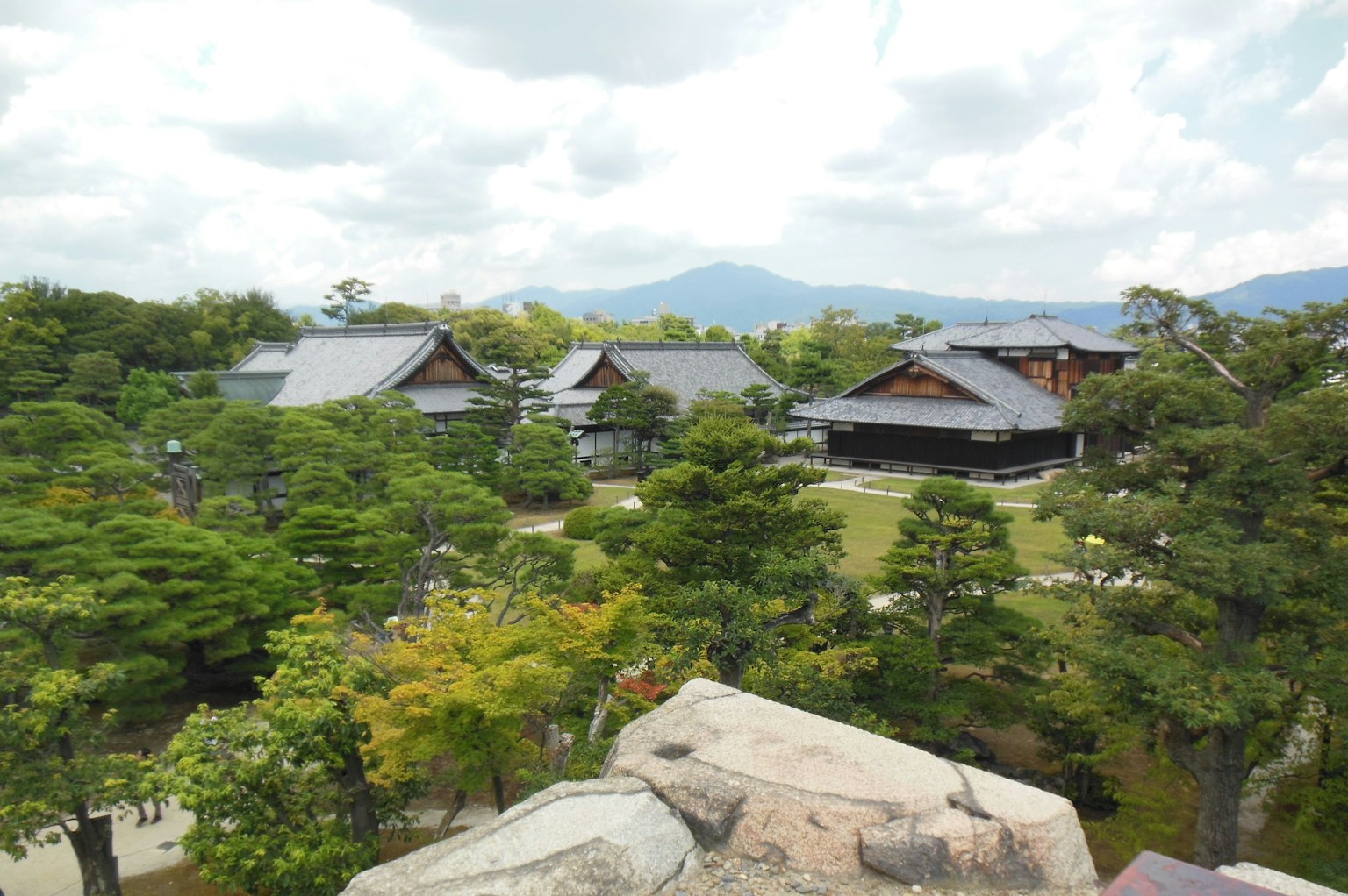 被花园和山脉环绕的传统日本建筑