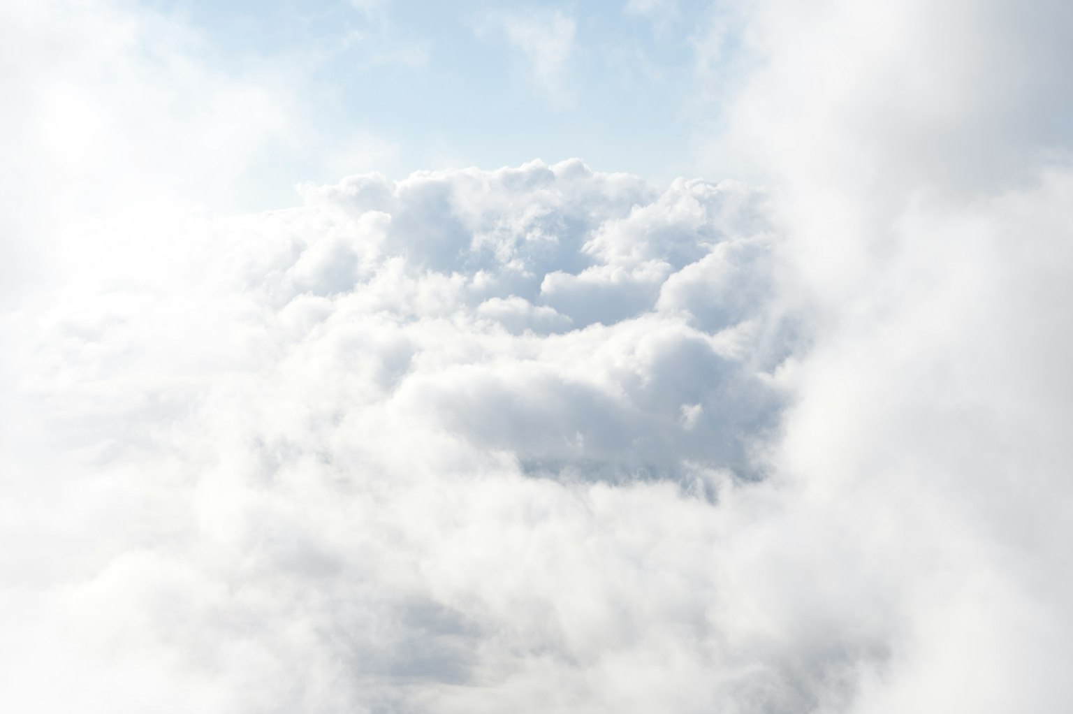 Langit tenang dipenuhi awan putih lembut