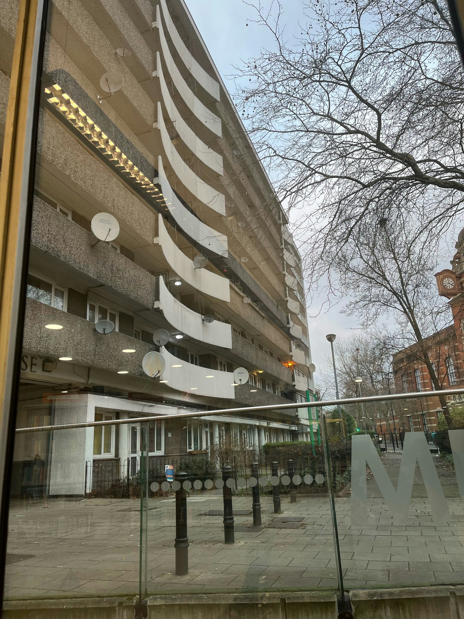 Edificio moderno visto attraverso il vetro con paesaggio circostante