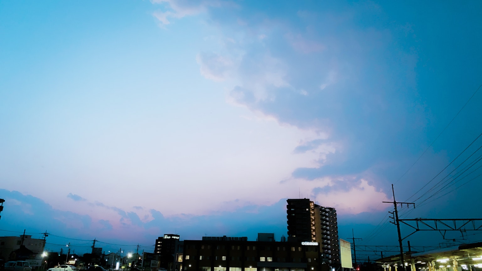 傍晚的天空，蓝色的天空和建筑物
