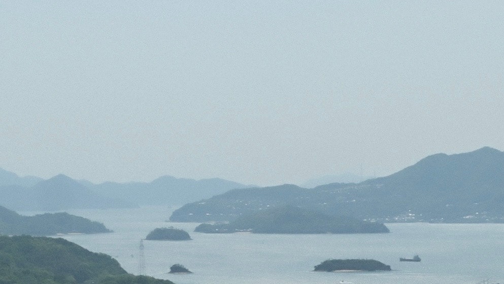 海と島々が広がる穏やかな湾の風景
