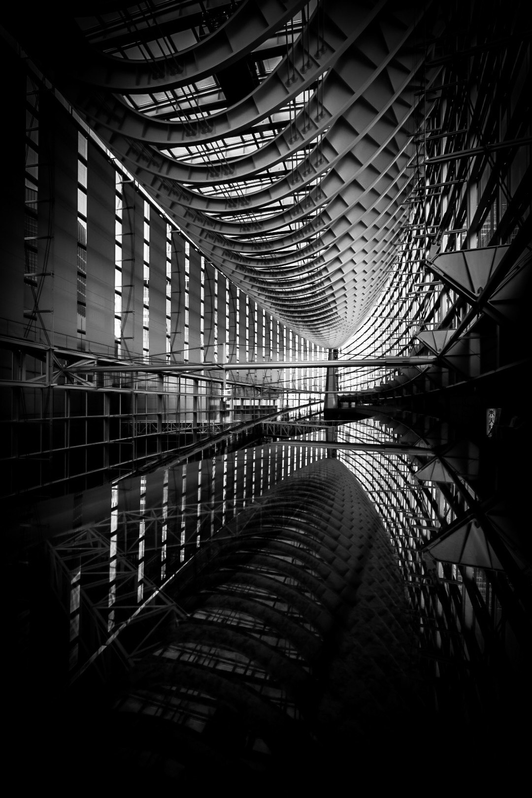 Blick nach oben auf einen architektonischen Korridor mit glasartigem, fantastisch wirkendem Ambiente