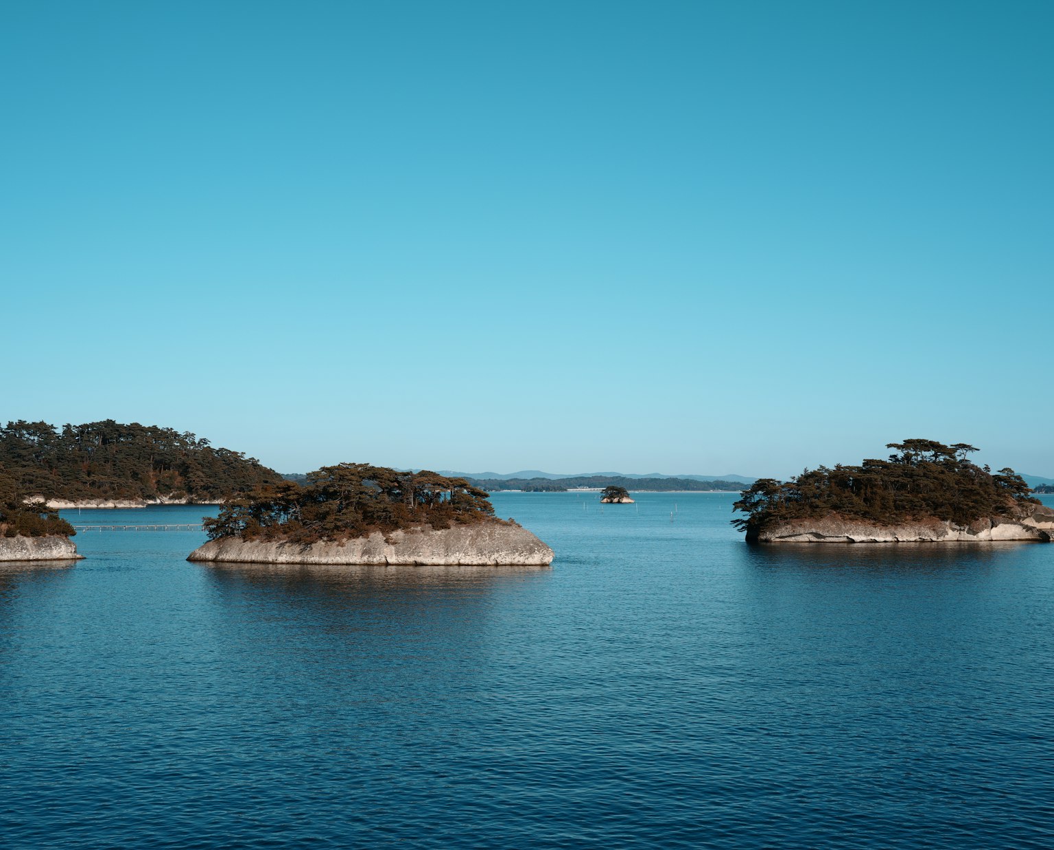 寧靜的藍色水域與遠處的小島風景