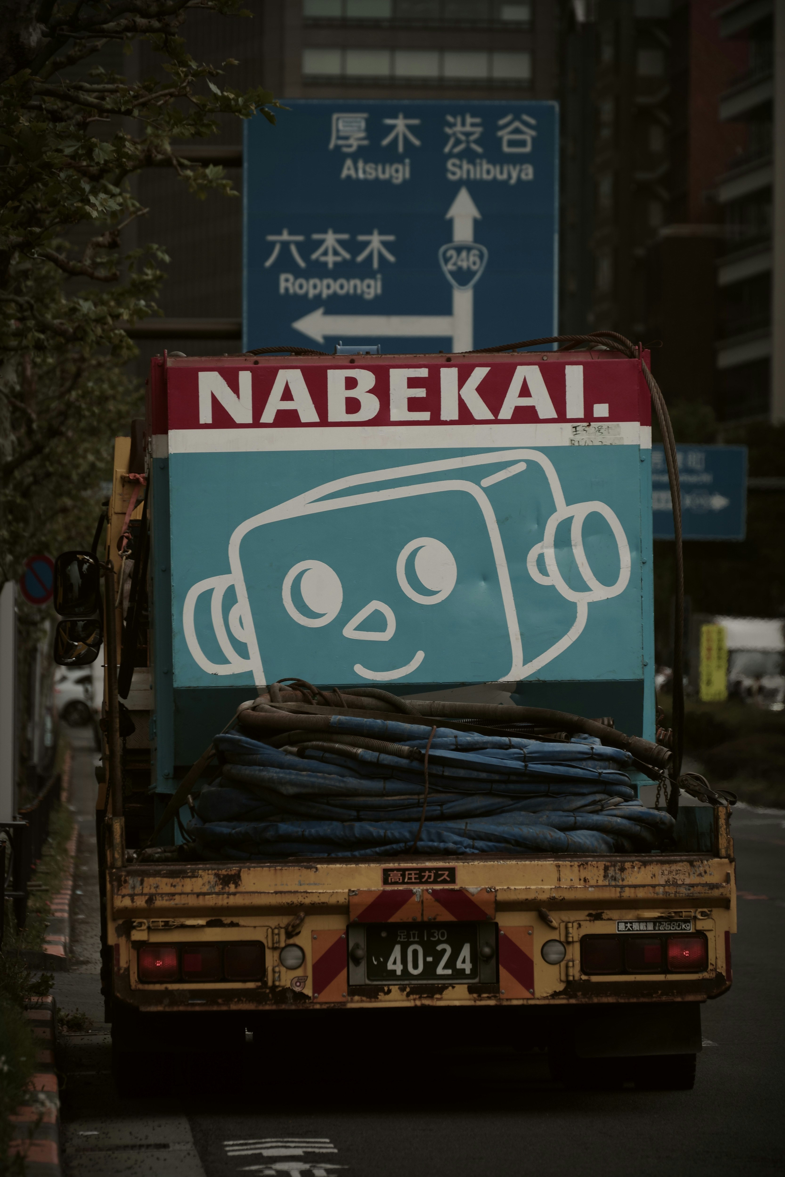 青山通りの路上で運ばれるキャラクター入りの荷台