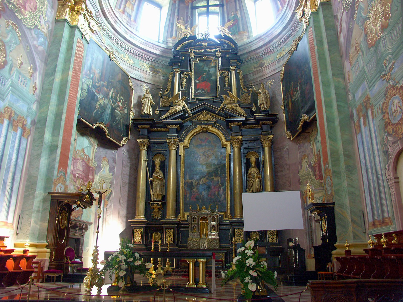 Interior de una hermosa iglesia con un altar decorativo y murales vibrantes