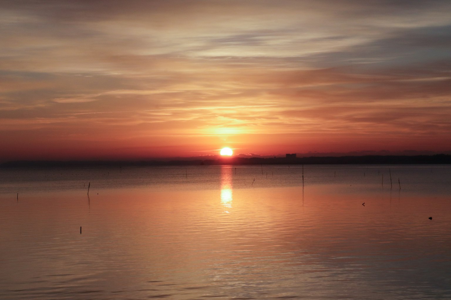 Bellissimo tramonto che si riflette sulla superficie dell'acqua