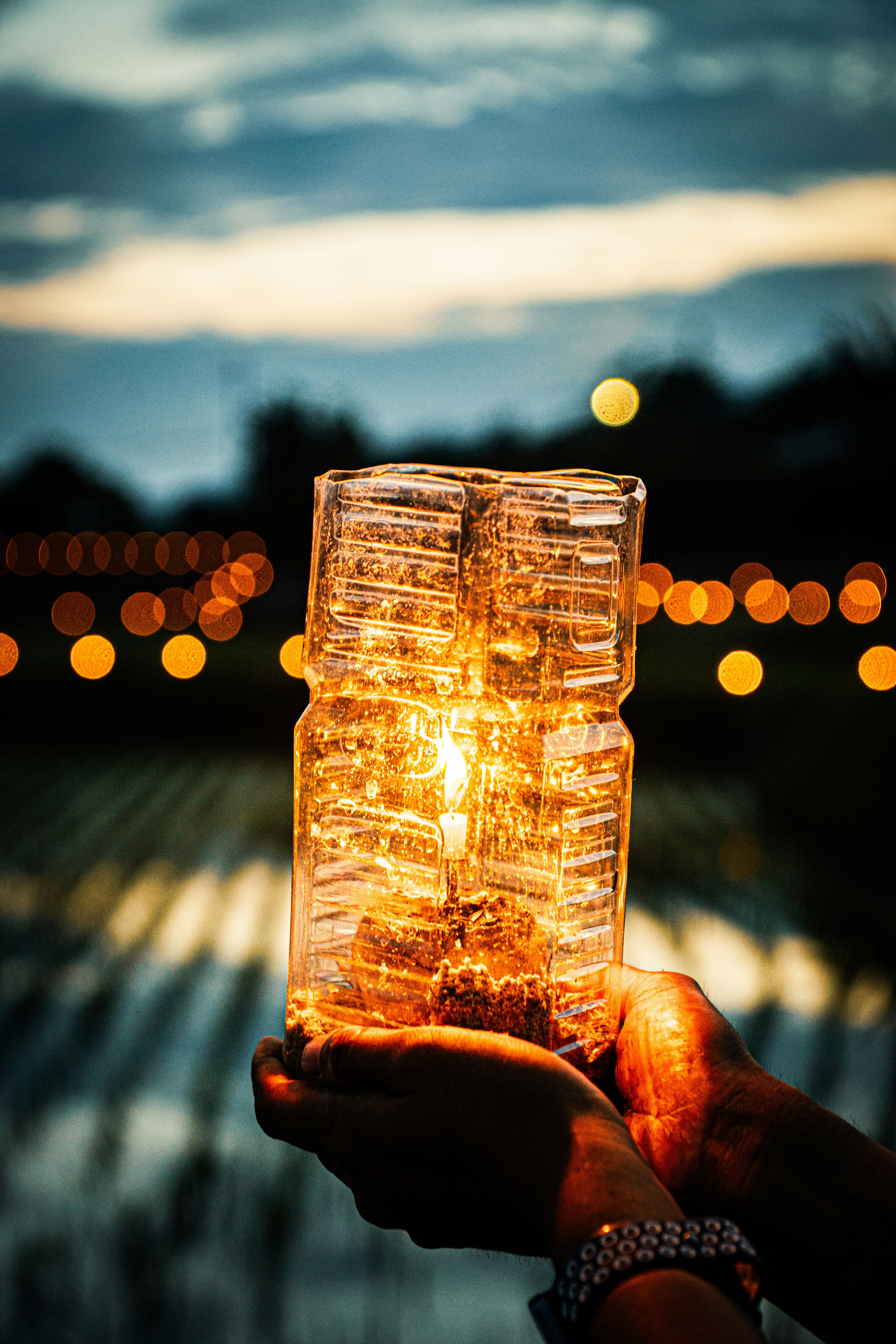 lumière de bougies illuminant des rizières