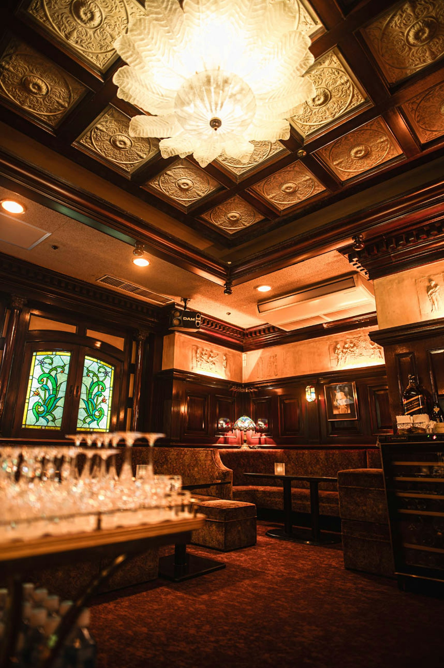 Interior elegante de un restaurante con una hermosa lámpara y decoración de madera