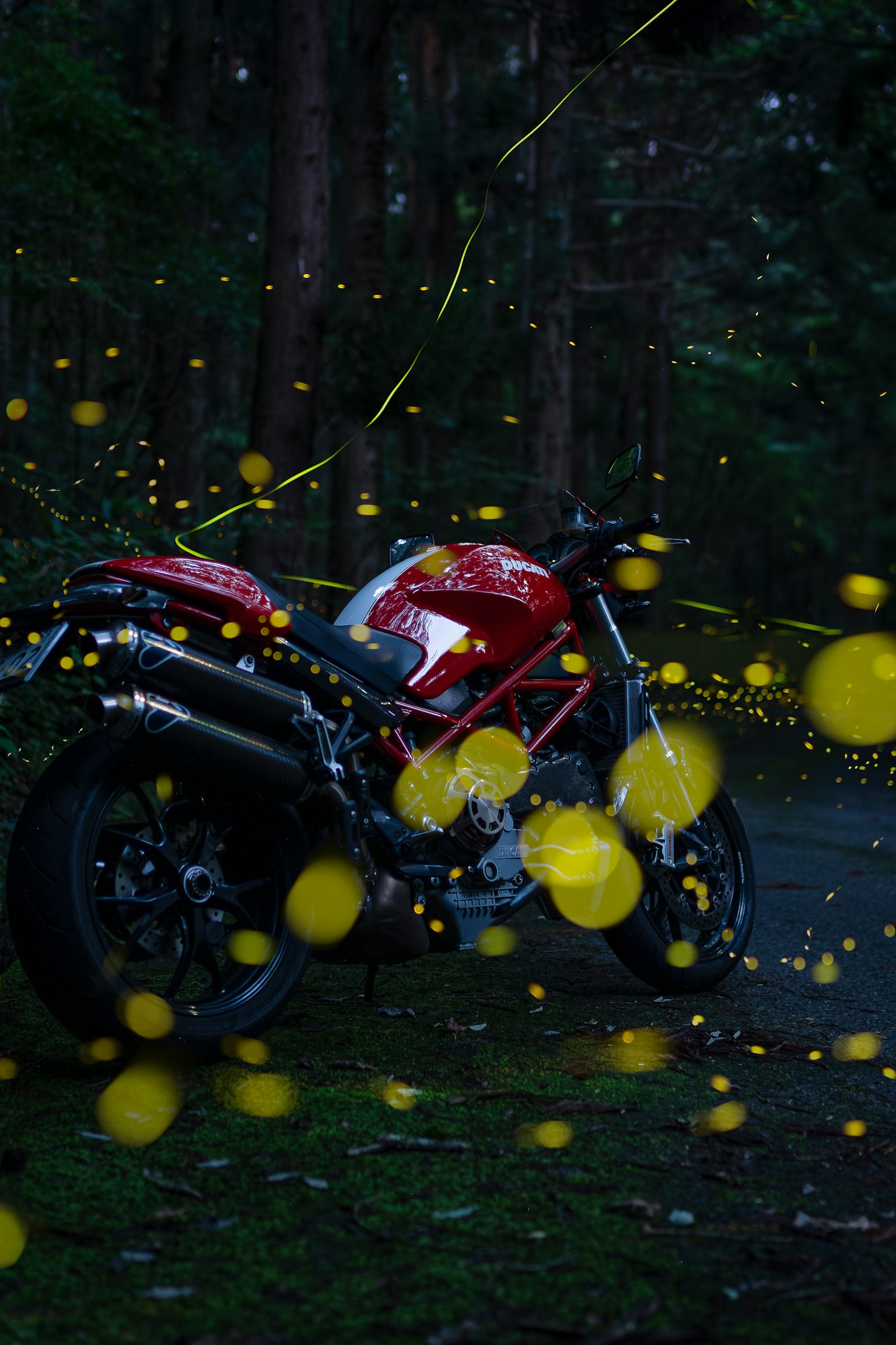 Une moto rouge entourée de lumières jaunes scintillantes dans une forêt mystique