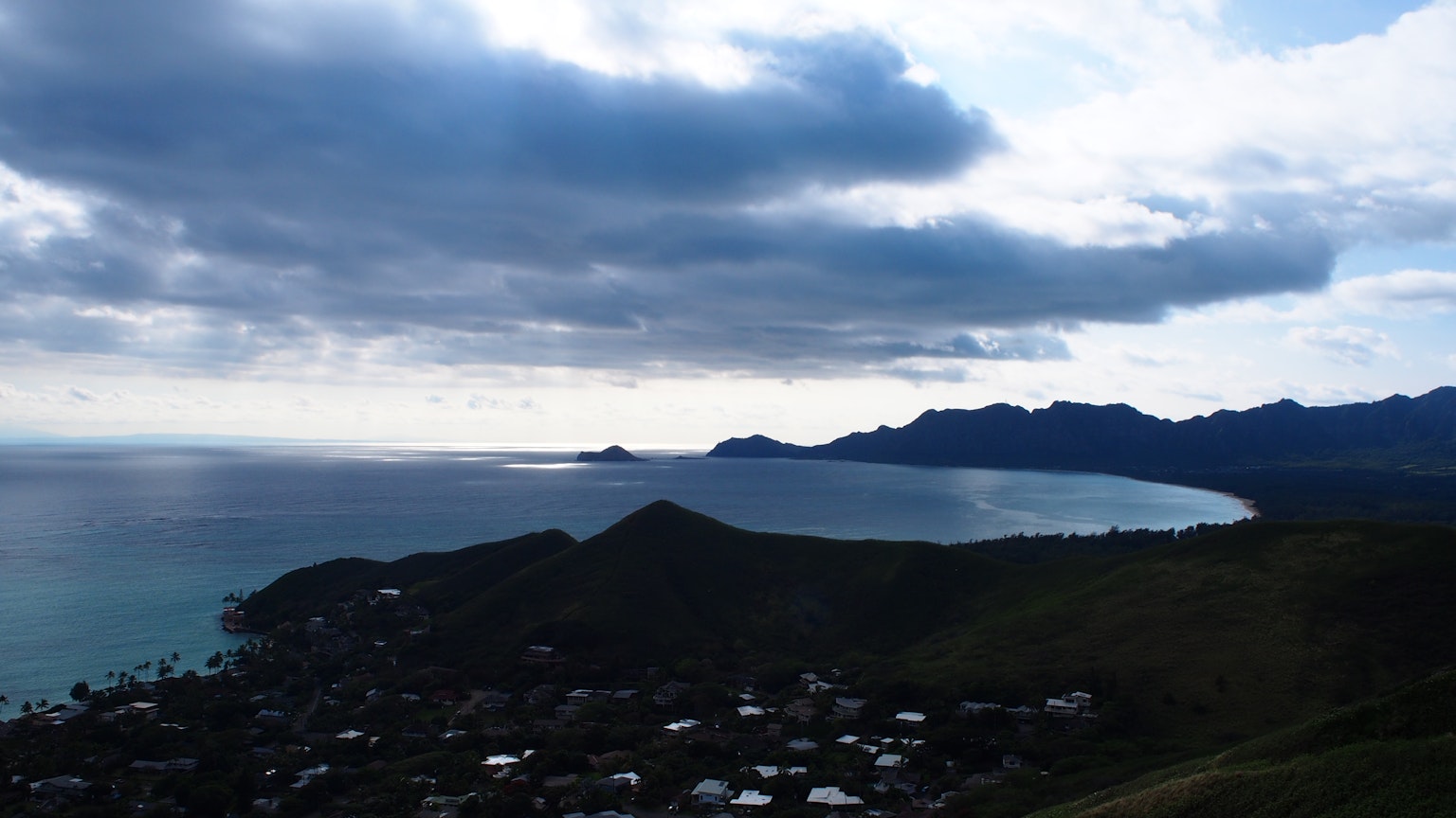 Vue panoramique de l'océan et des montagnes avec des nuages au-dessus