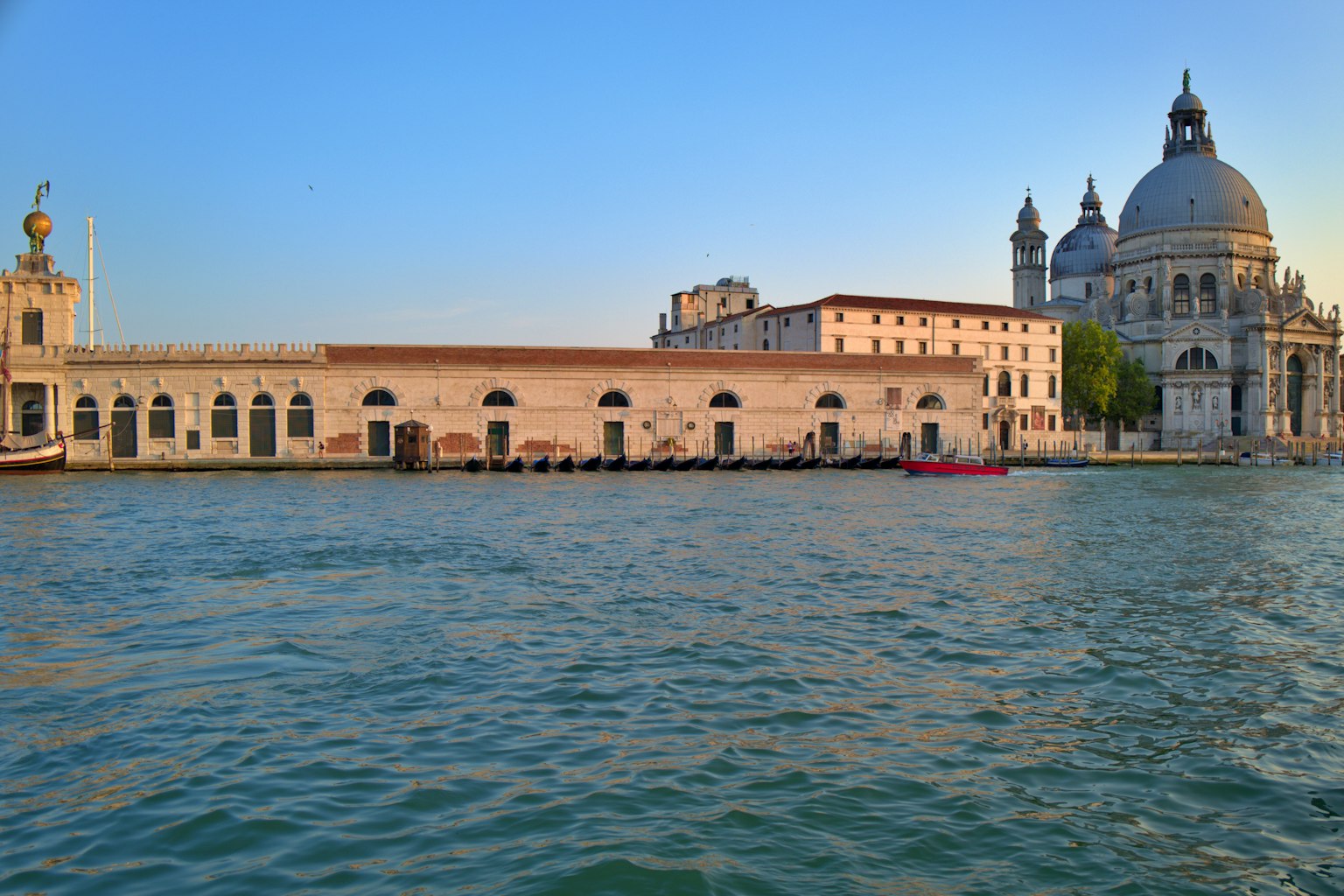 Panoramablick auf historische Gebäude und eine große Kuppel am Wasser in Venedig