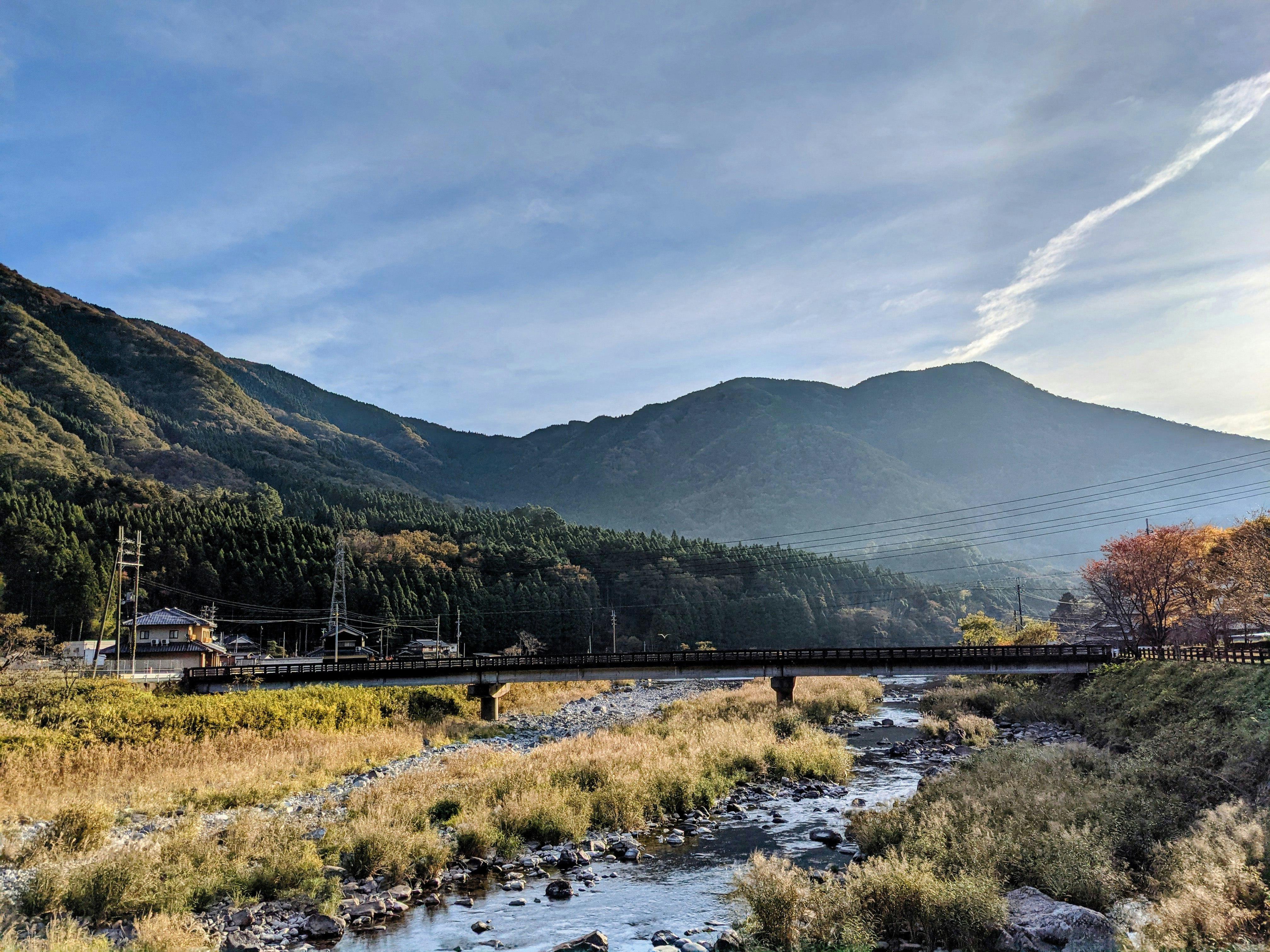 河谷山景與橋梁的風景