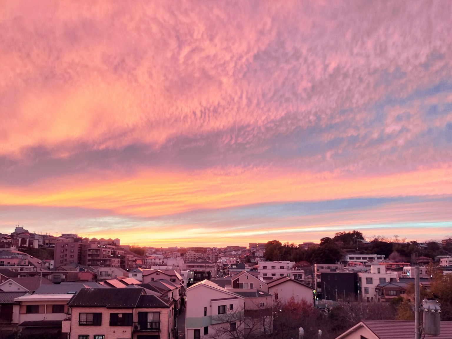 Un magnifique ciel de coucher de soleil sur un quartier résidentiel