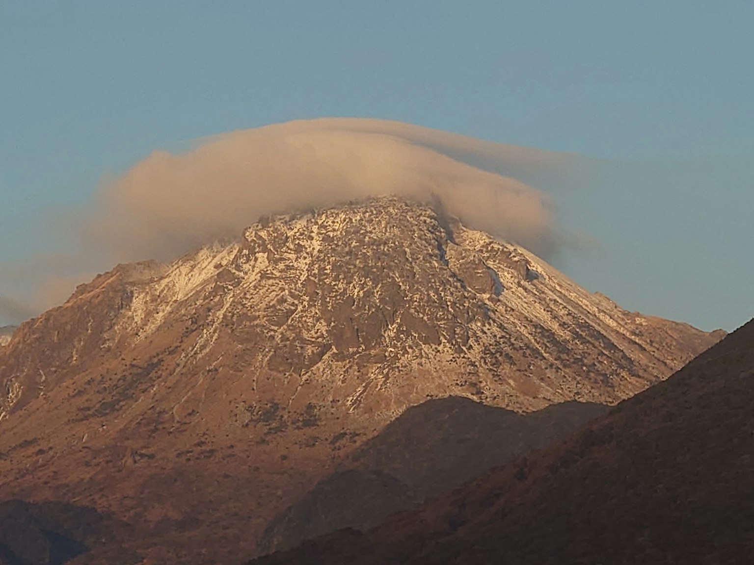 Cima di montagna coperta di neve e nuvole