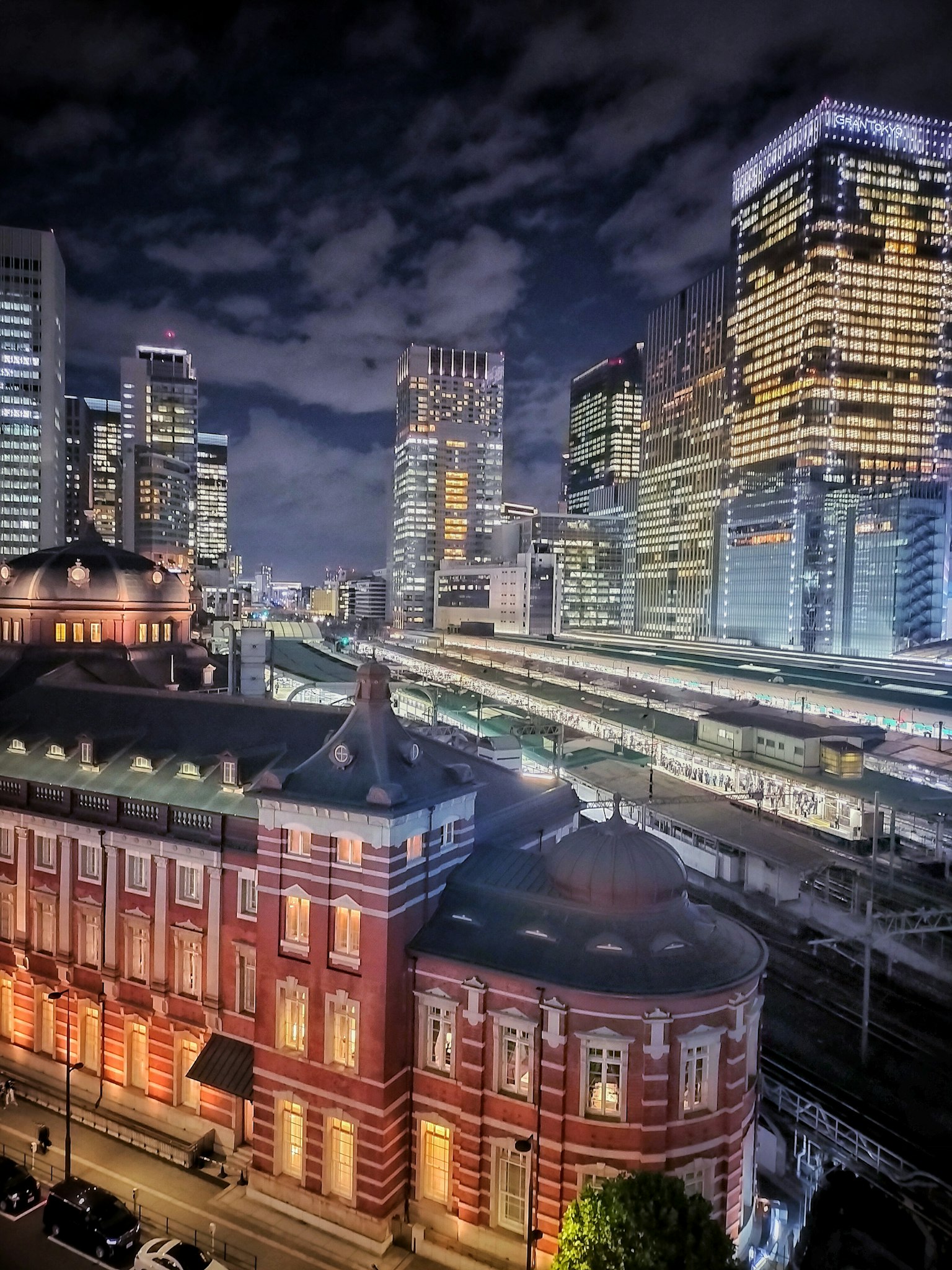 東京車站與摩天大樓的夜景
