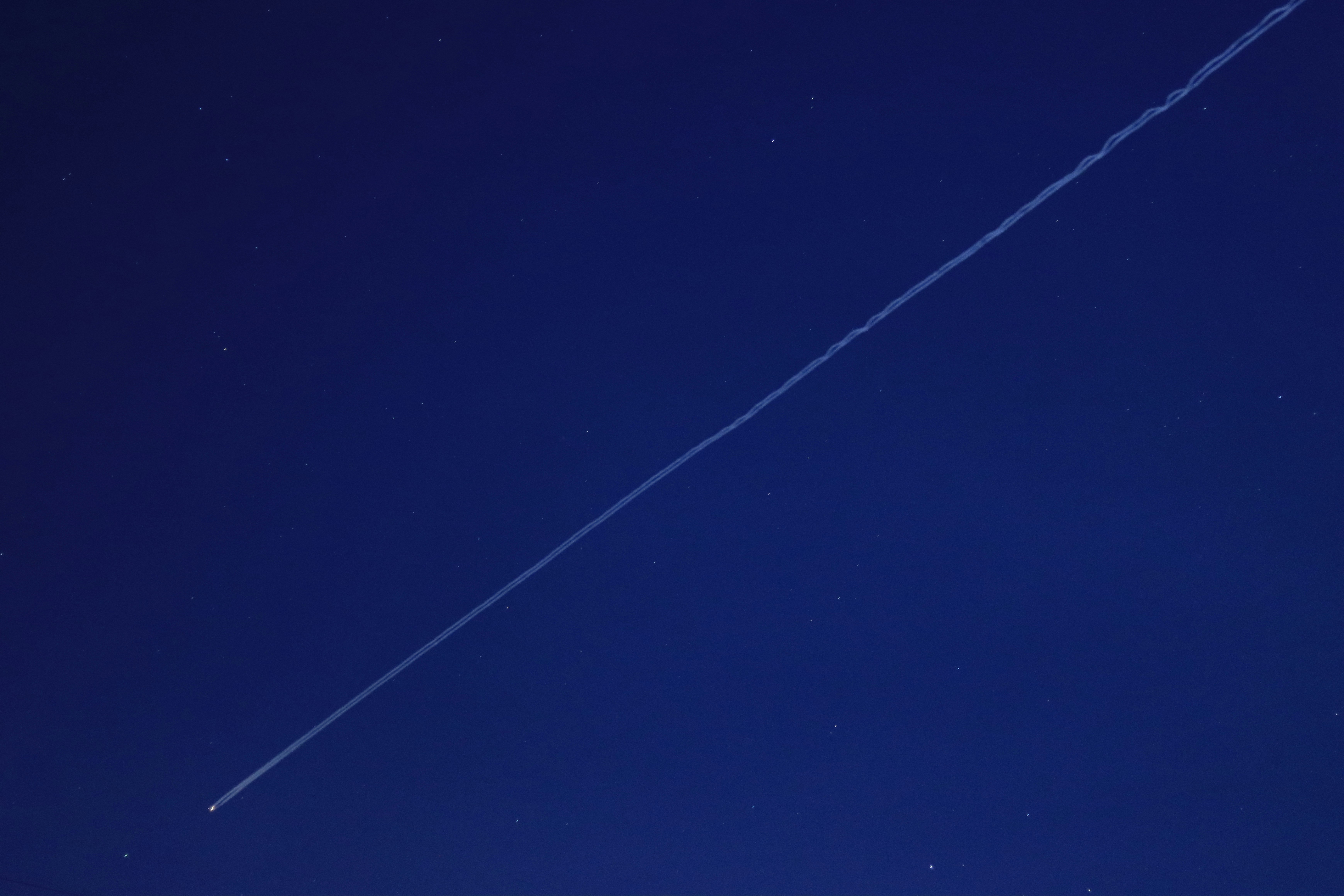 jejak meteor memanjang di langit malam