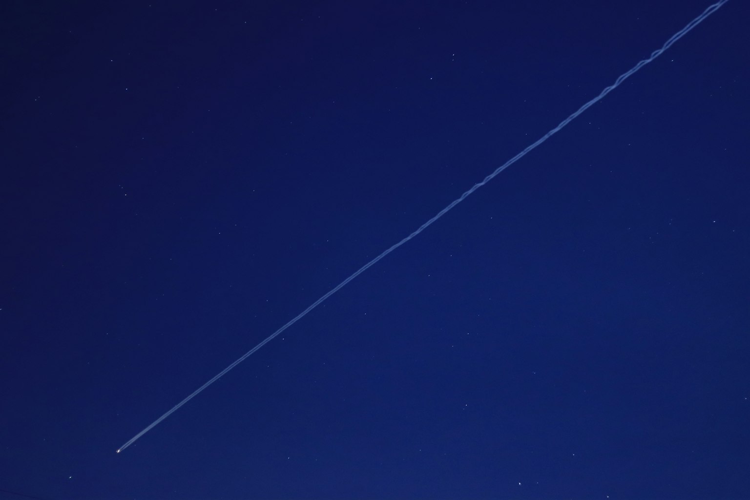 Jejak pesawat putih di langit malam