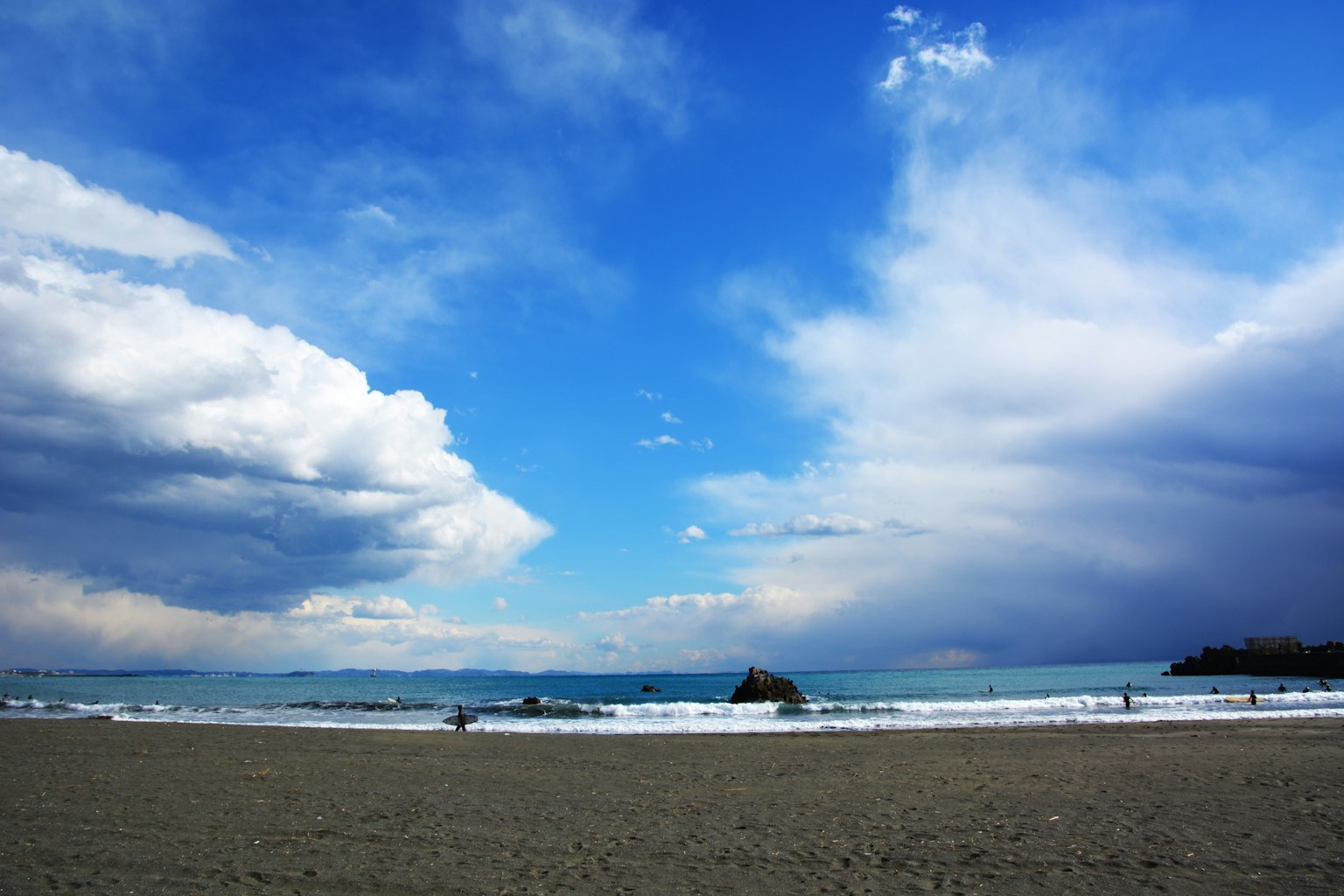 海滩场景蓝天和云朵温柔的海浪拍打海岸