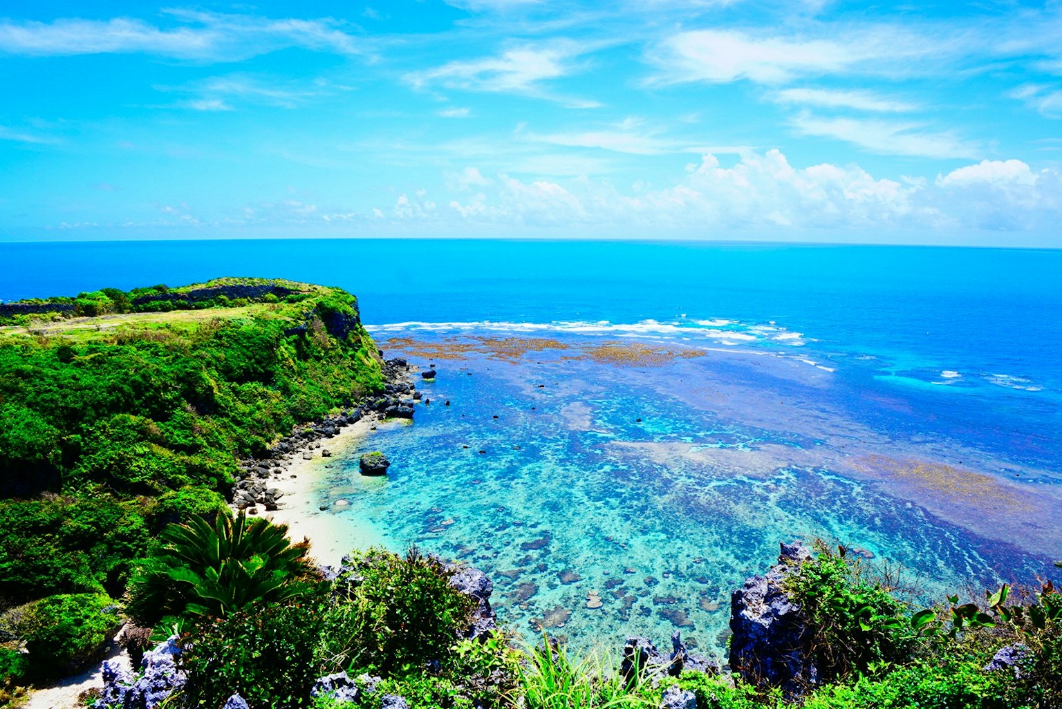 Pemandangan indah laut biru dan perbukitan hijau