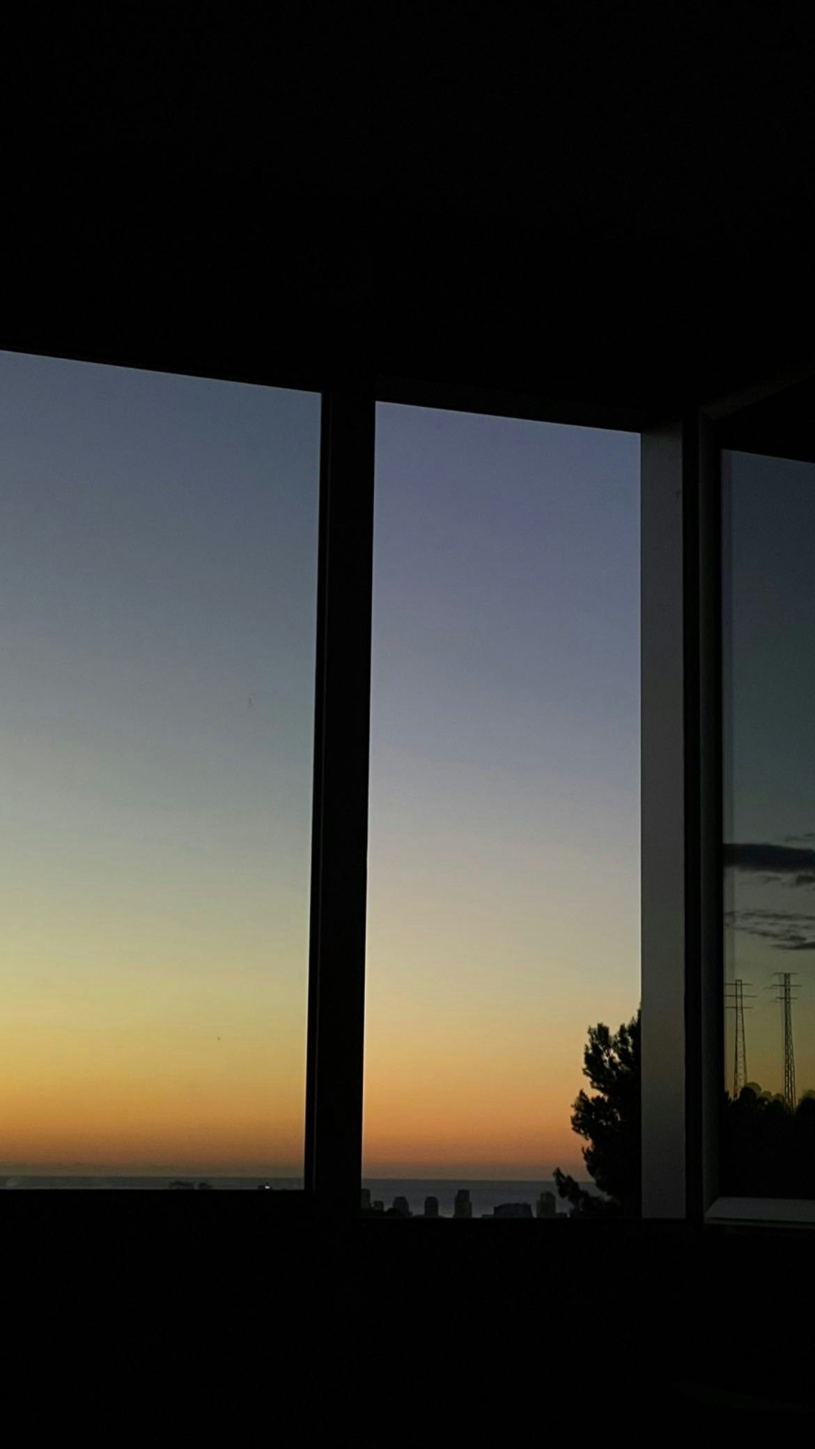 夕焼けの空と窓枠のシルエット