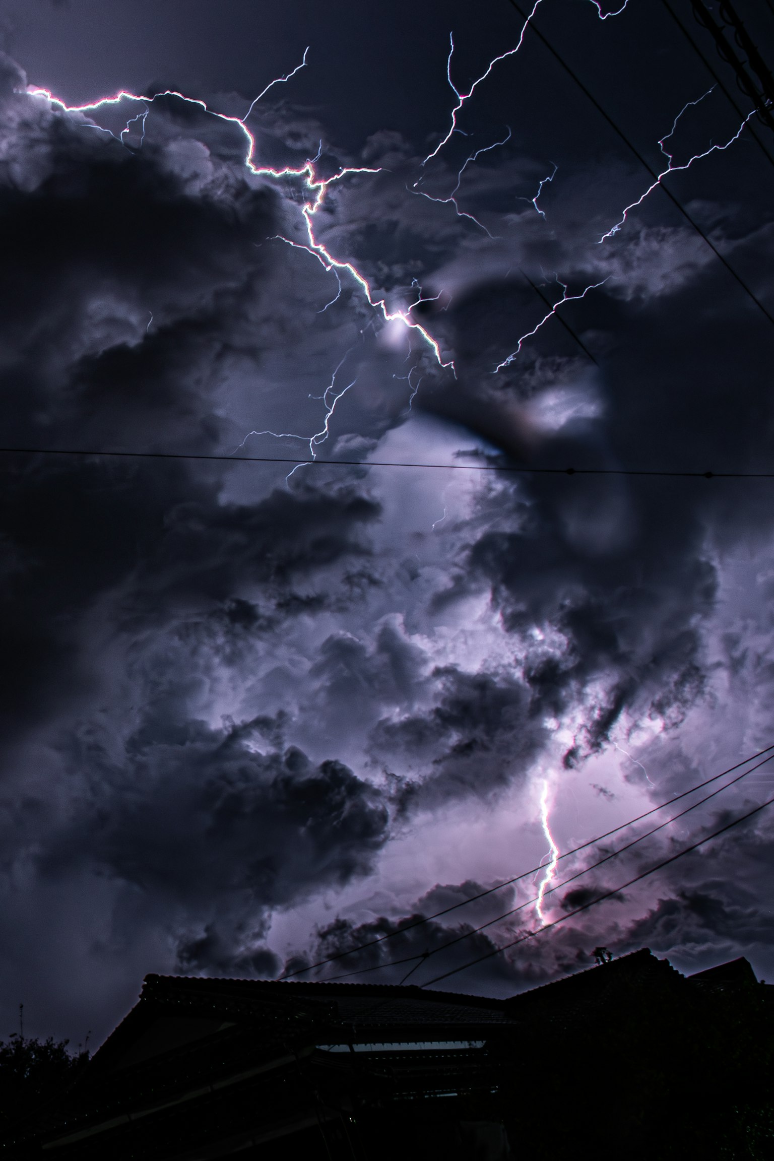 暗天空中閃電穿過雲層的圖像
