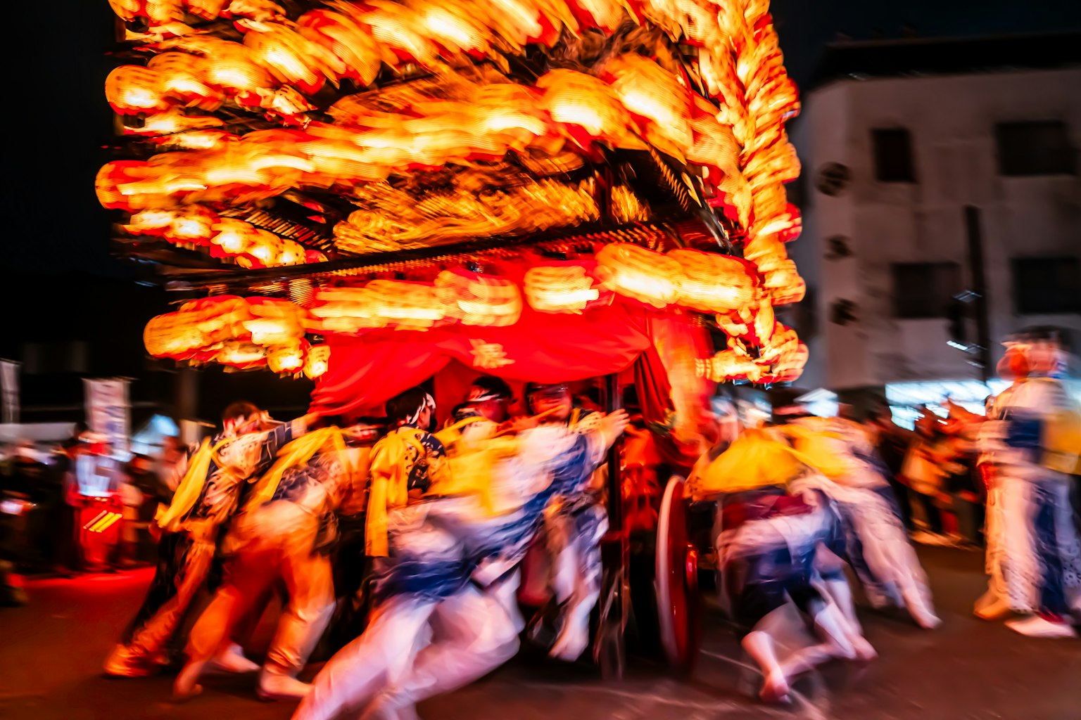 Folla che porta lanterne colorate durante un festival notturno