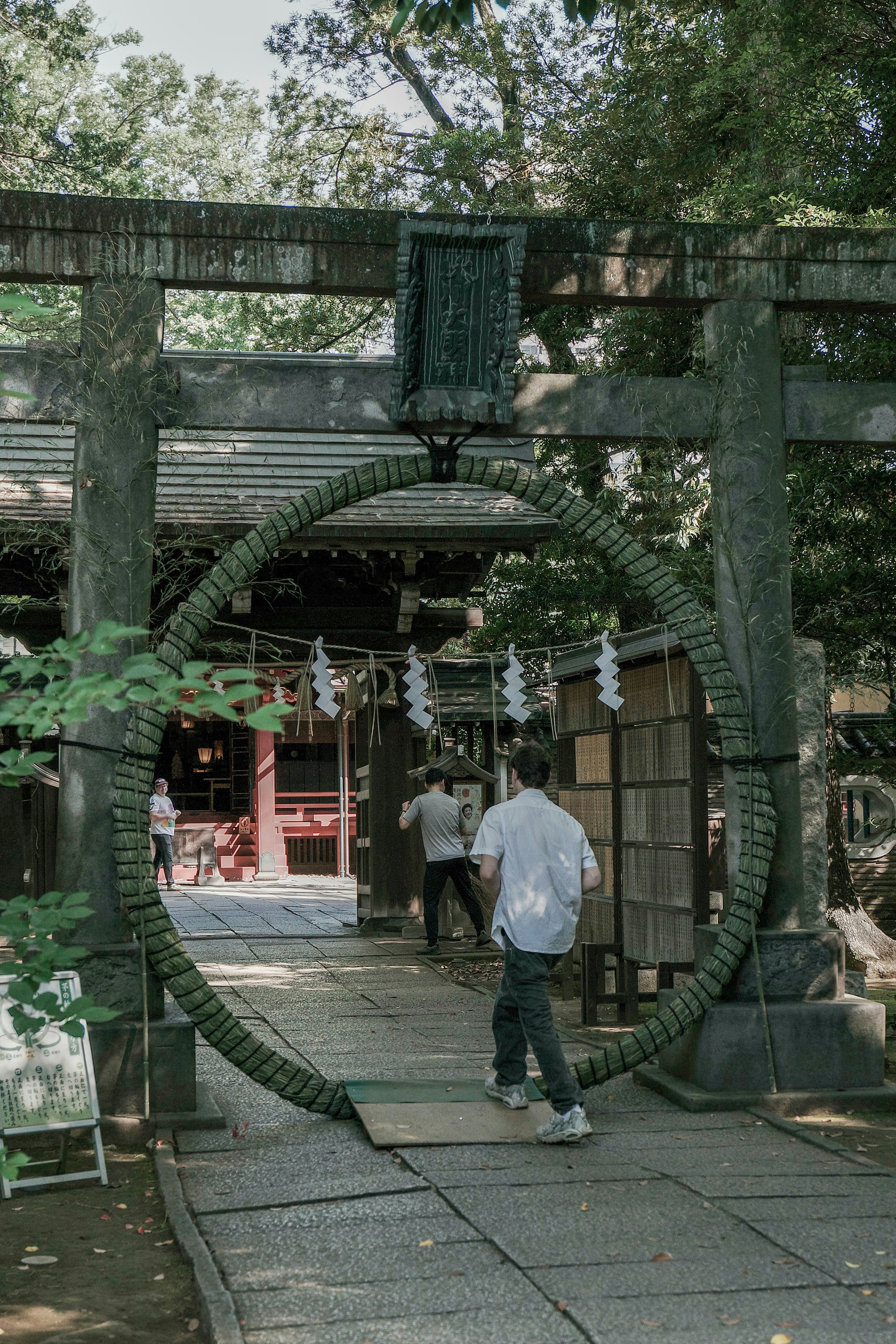 神社参道上的茅草环与夏越大祓仪式氛围