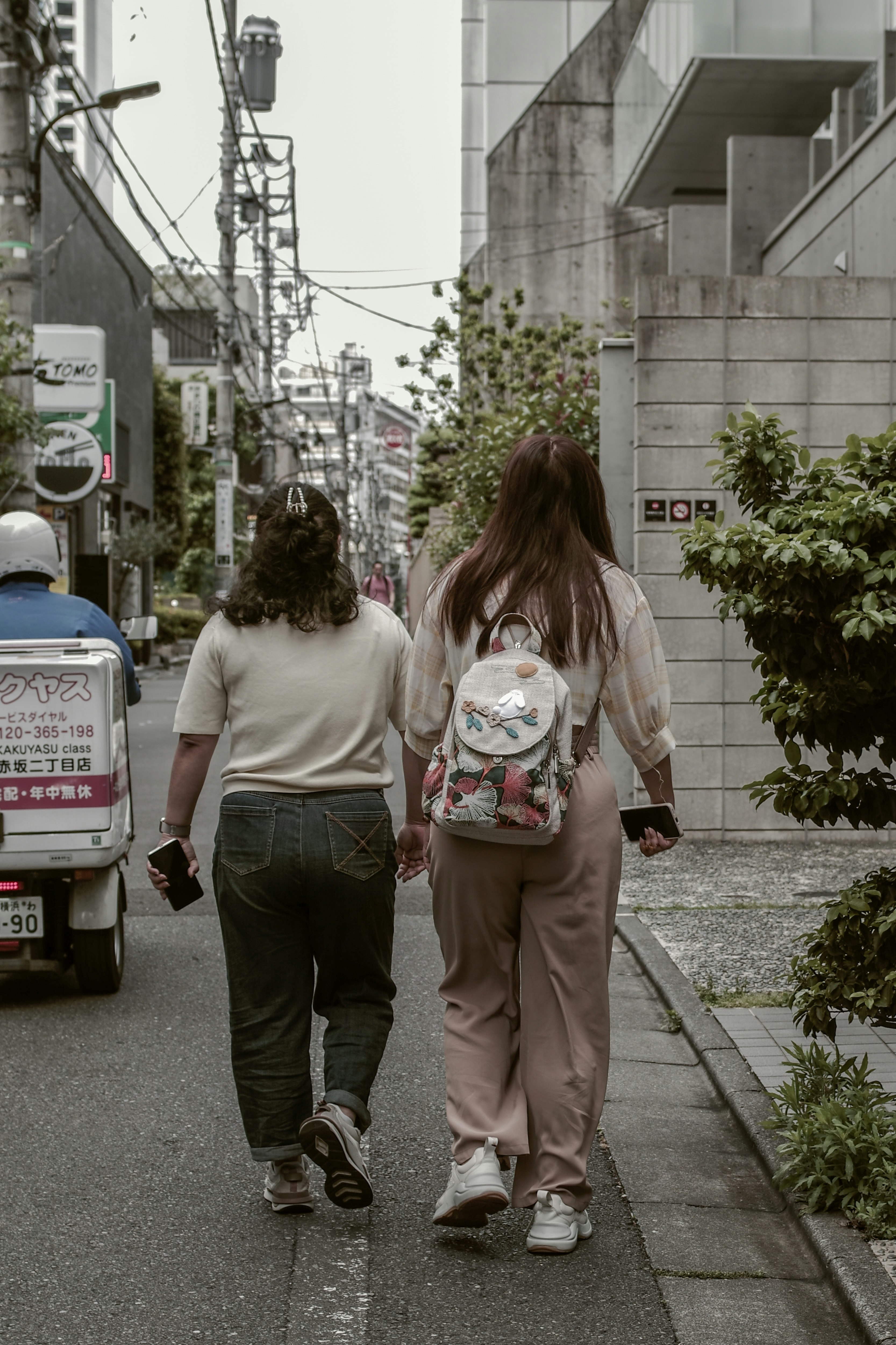 最近のスマホが大きすぎてポケットに入らないと感じる街歩きの親子