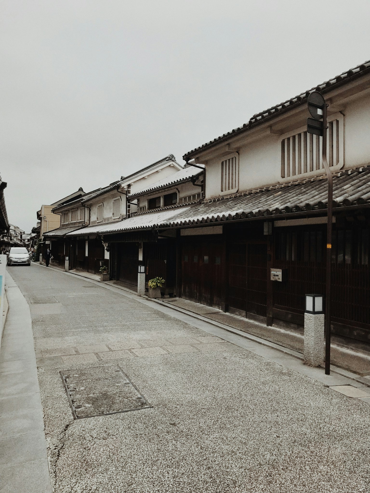 Đường phố yên tĩnh với các tòa nhà truyền thống Nhật Bản và lối đi lát đá