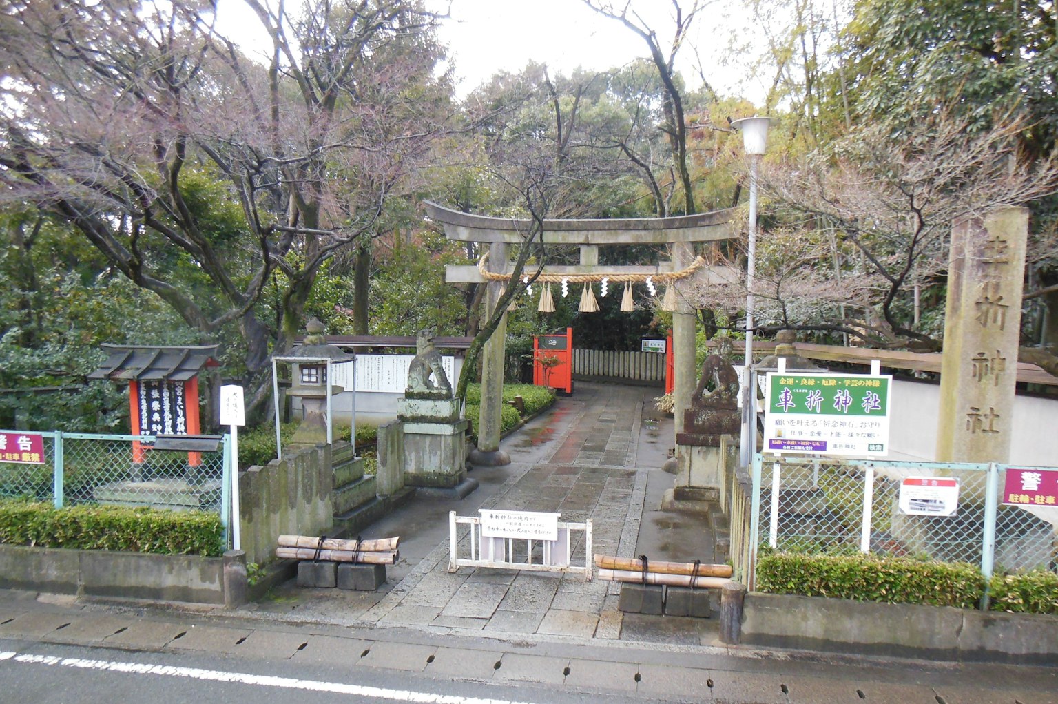 宁静神社的入口，特色是鸟居和郁郁葱葱的绿树