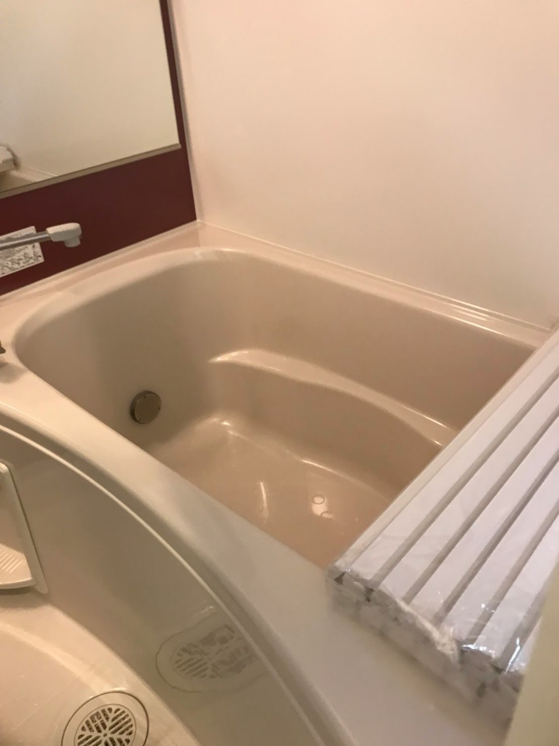 bañera y grifo en un baño interior