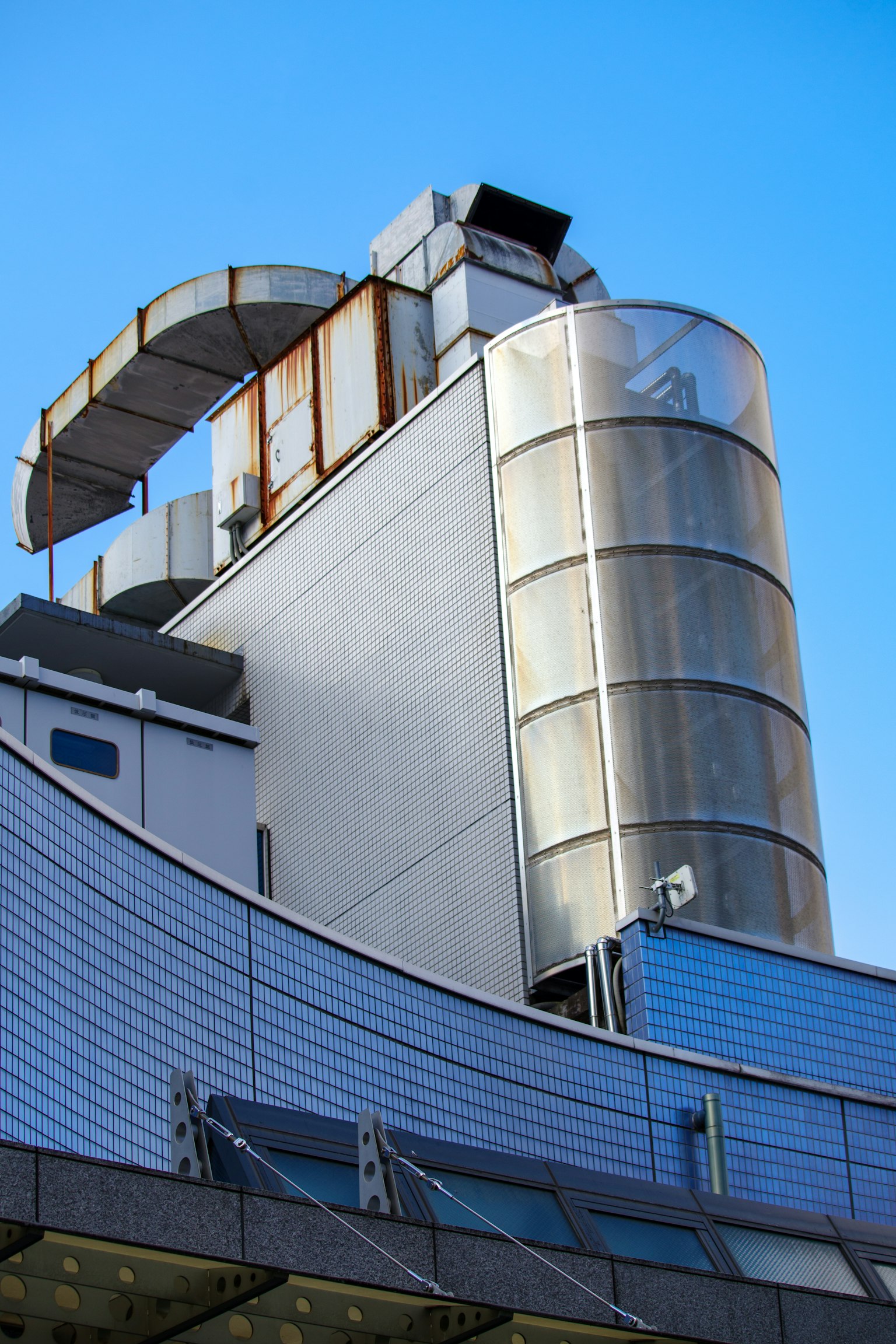 现代建筑的金属结构与蓝色天空