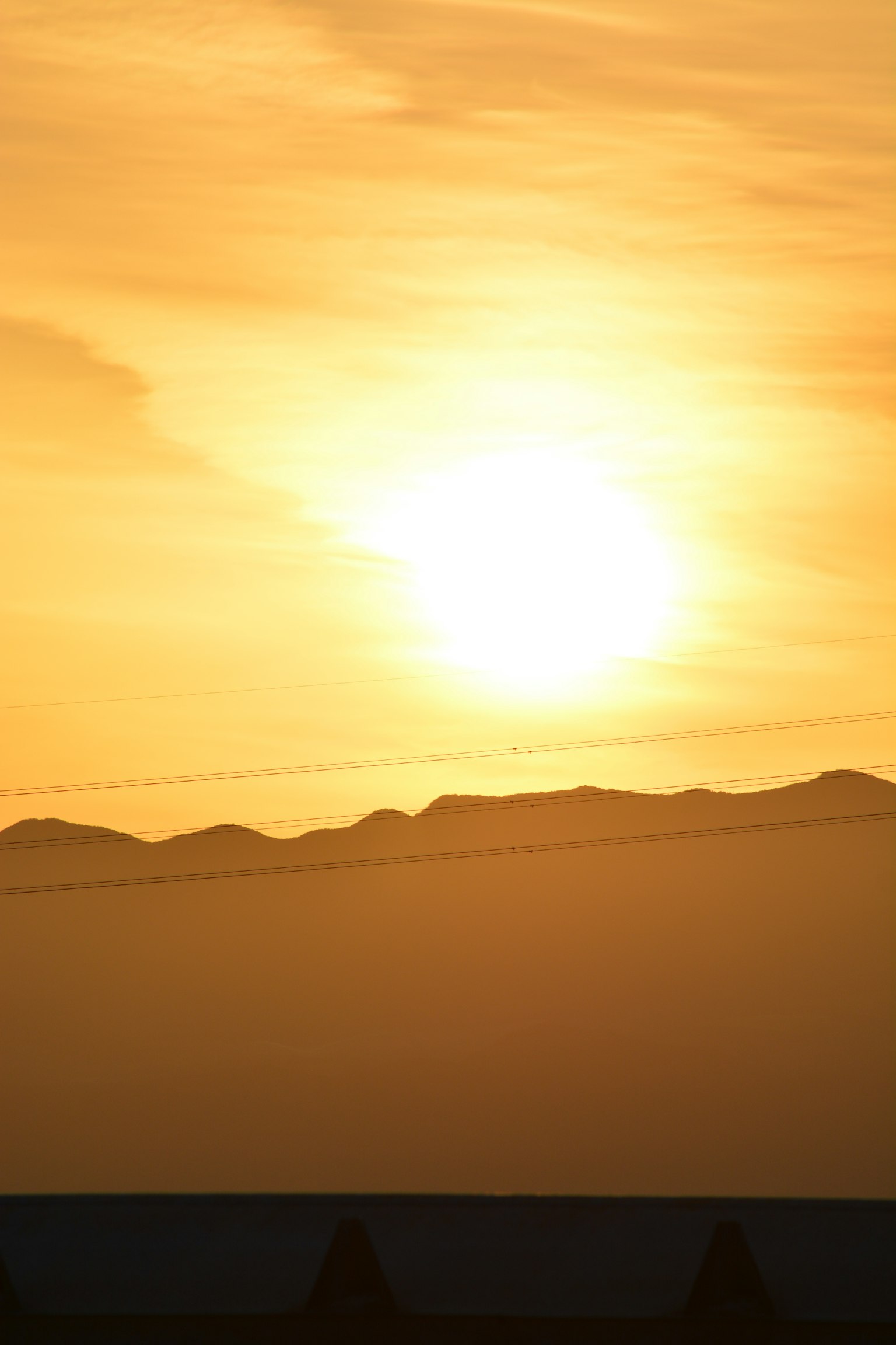 Bellissimo tramonto sulle montagne con tonalità dorate