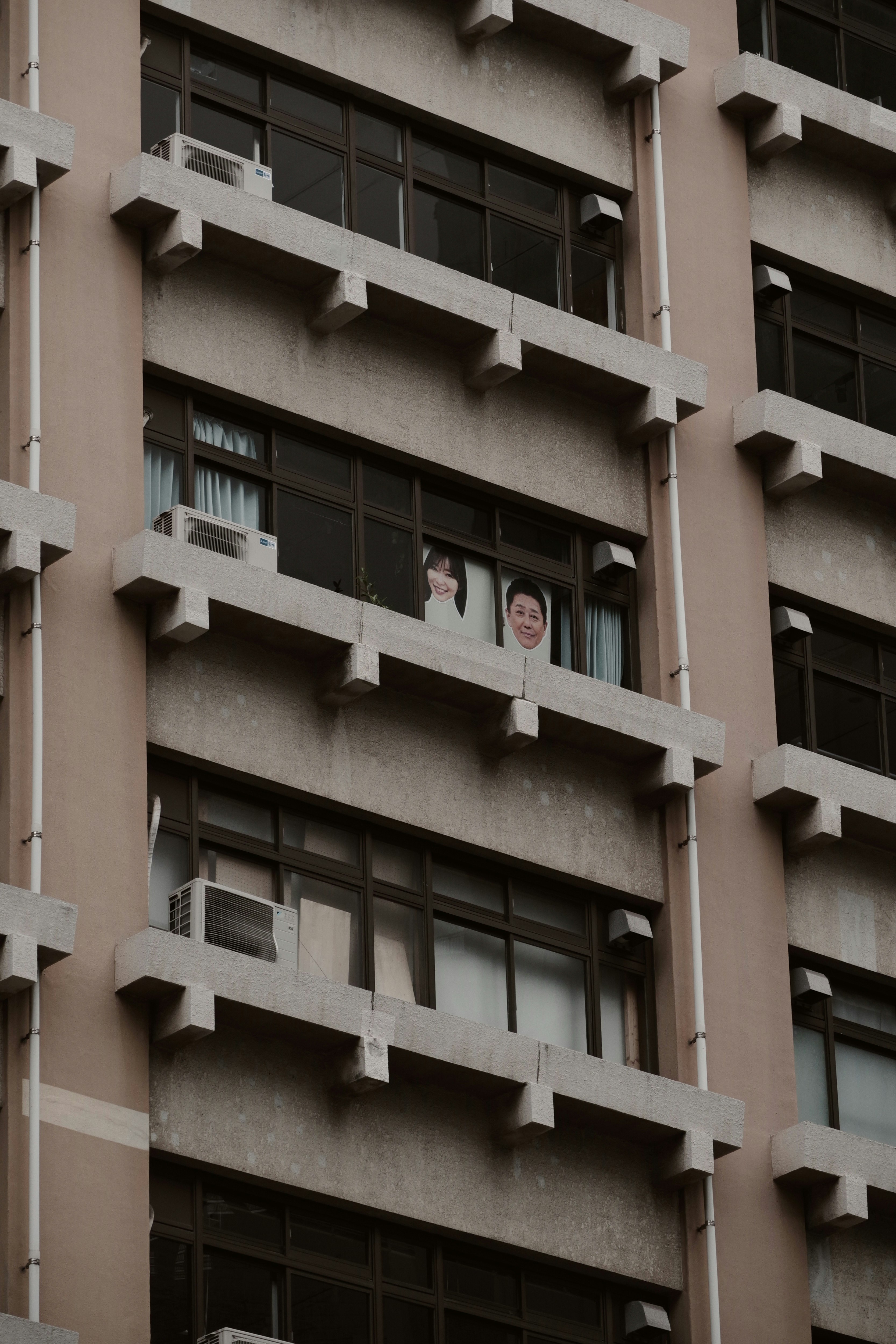 澀谷建築窗戶裡探出臉的人
