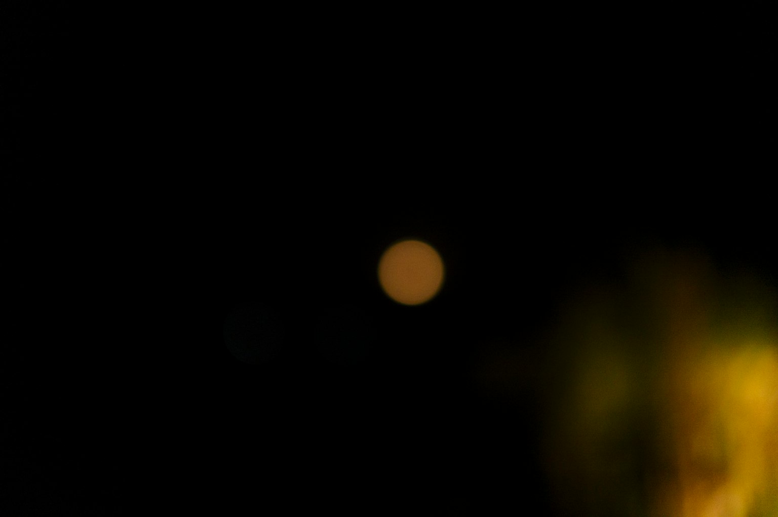 Verschommener Hintergrund mit einem hellen orangefarbenen Licht