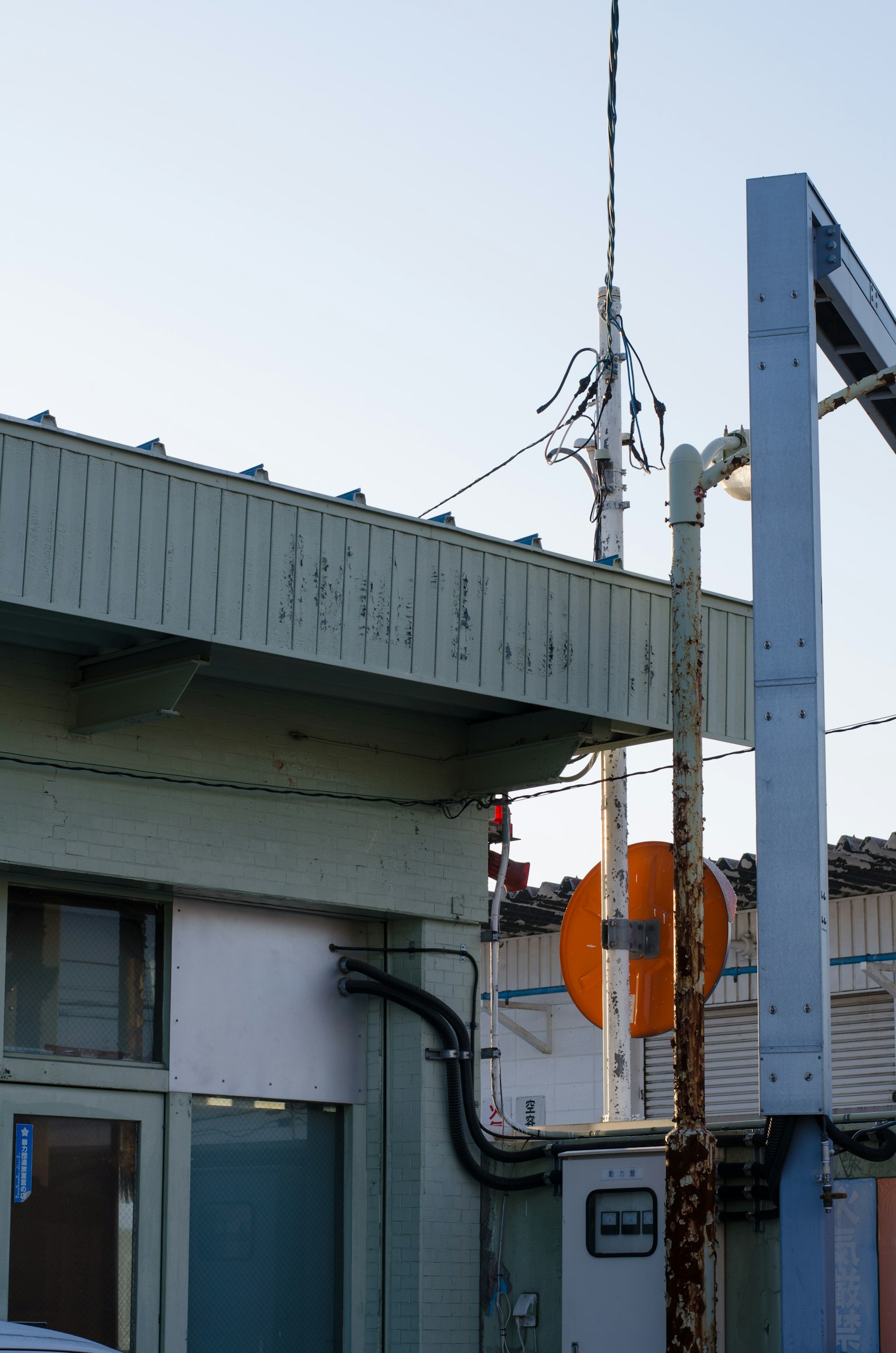 Una vista del techo de un edificio y un poste de luz