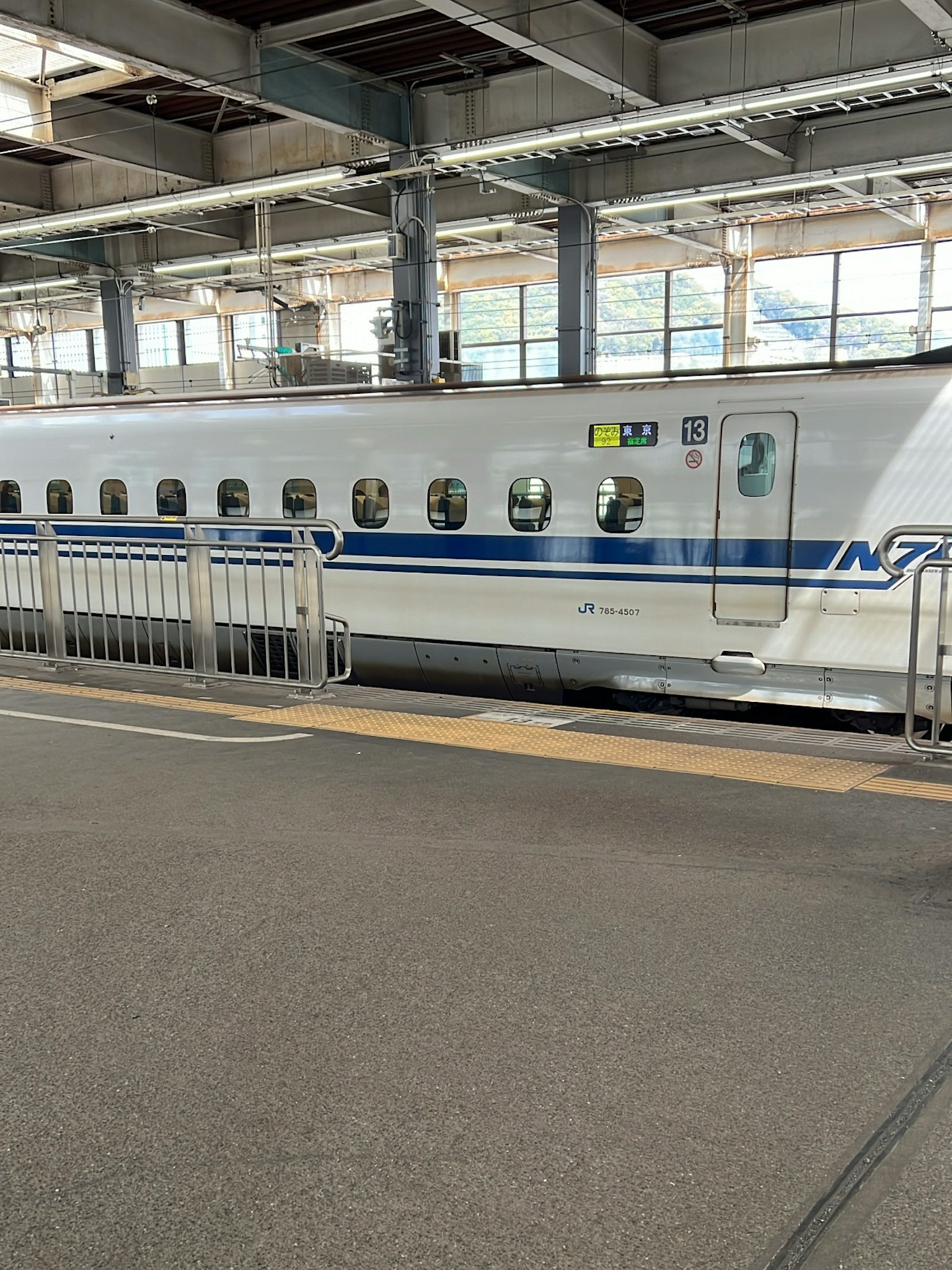 Train Shinkansen garé à une station