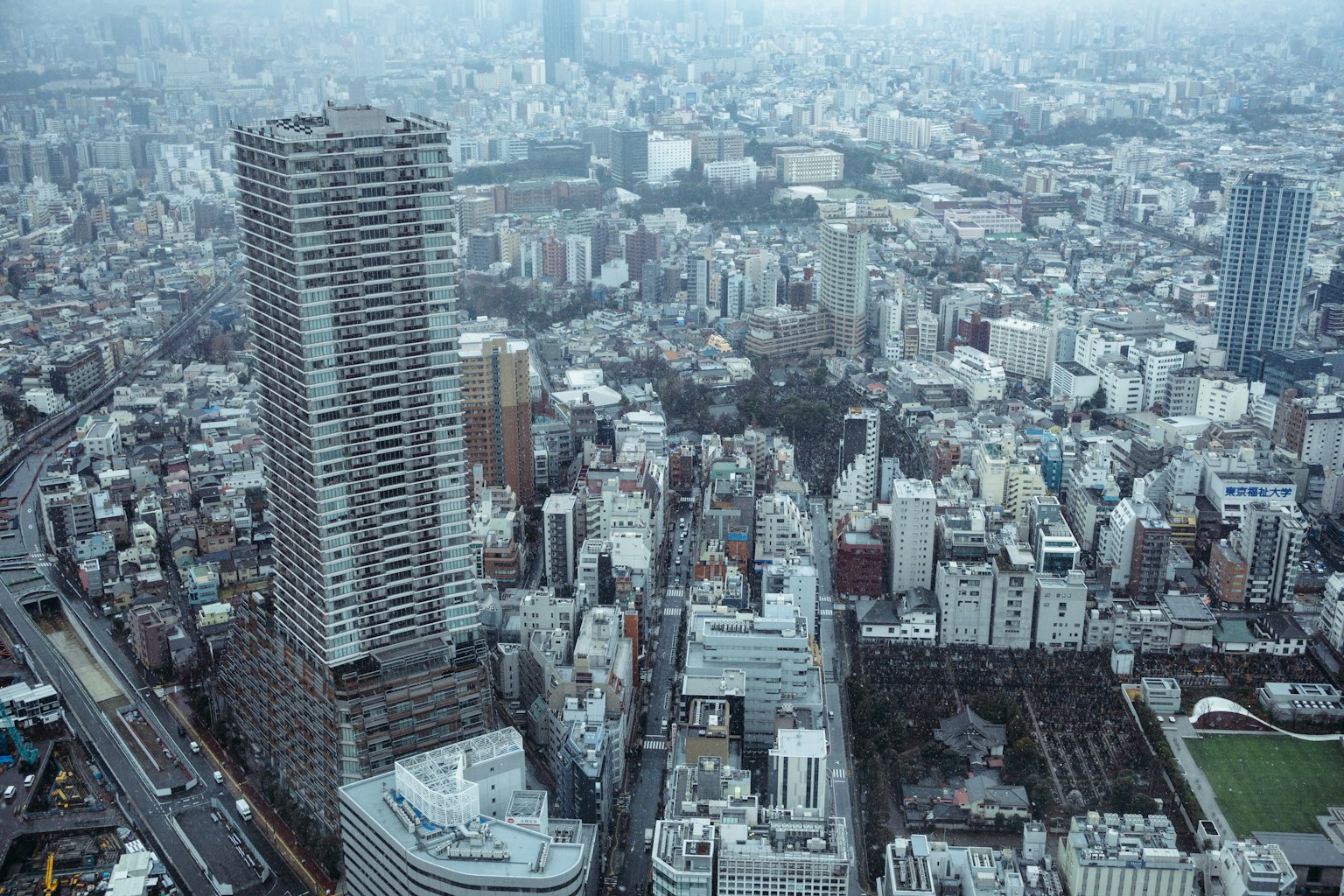 Vista aerea dello skyline di Tokyo con grattacieli e paesaggio urbano
