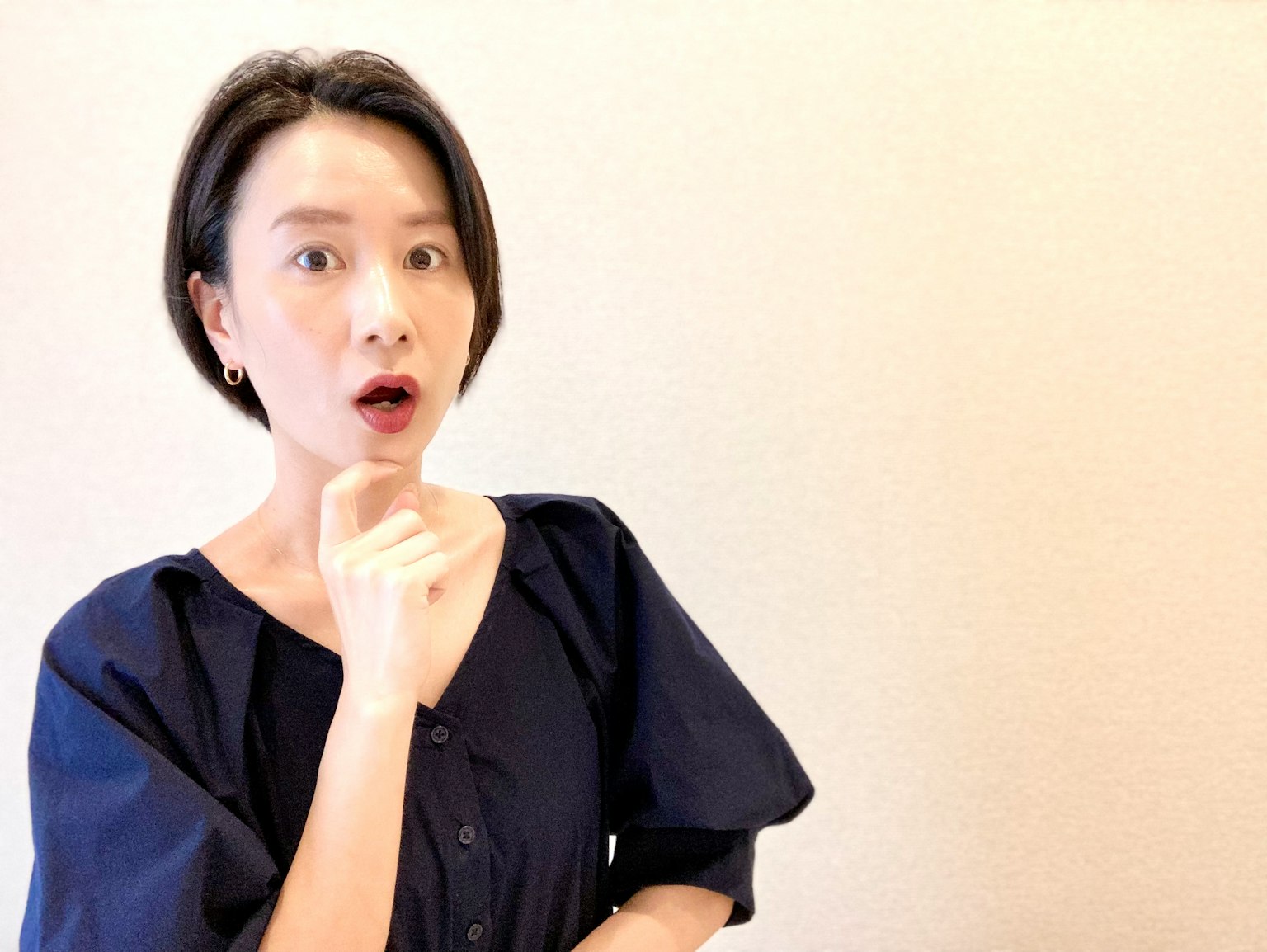 驚訝的女性用手捂住嘴巴