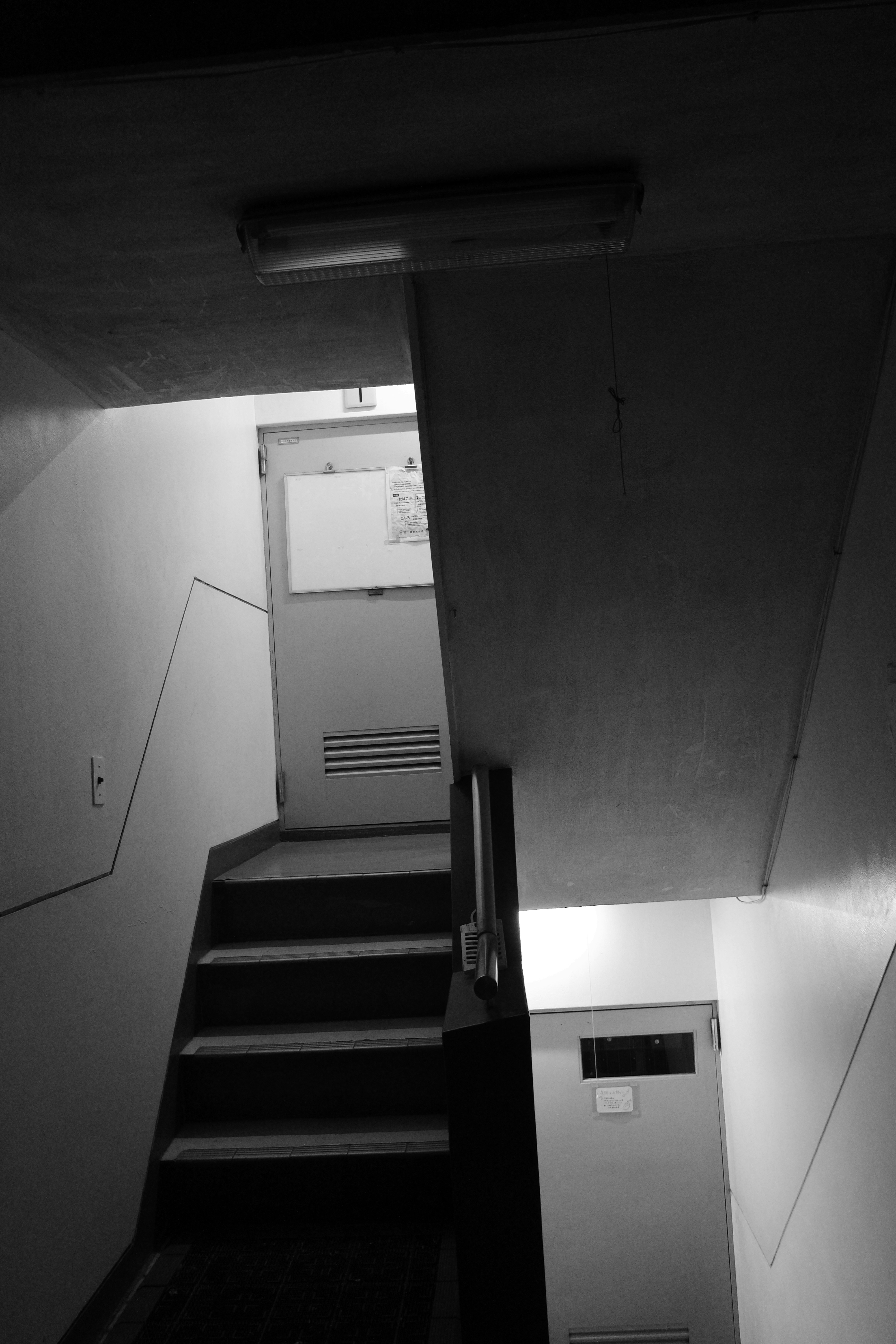 階段のある室内の通路