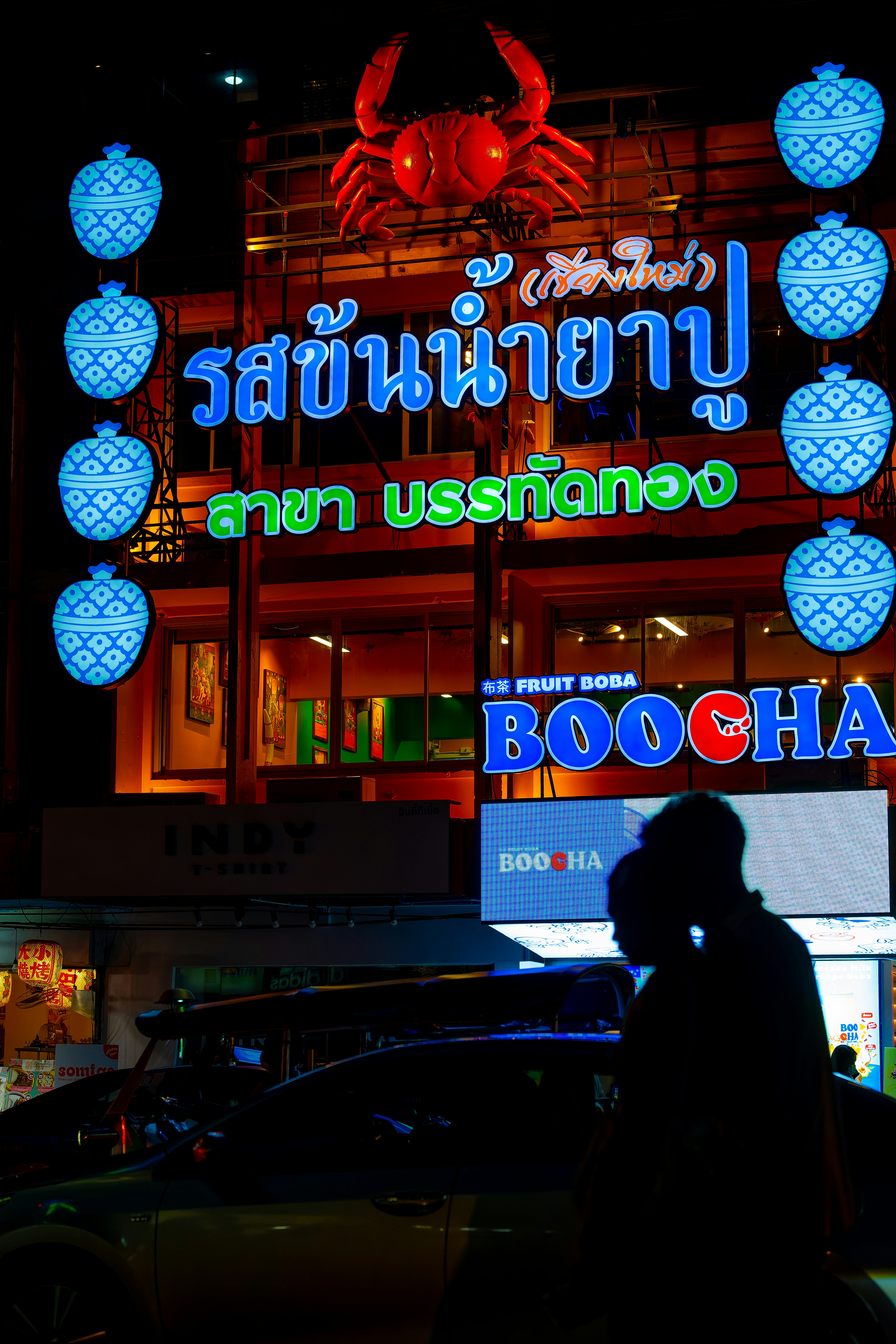 バンタットン通りの屋台看板とネオンの夜景